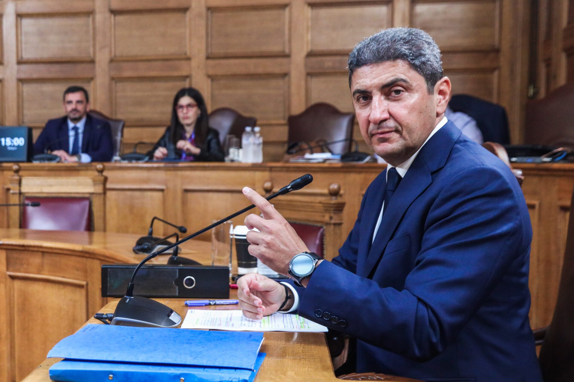 Σκάνδαλο ΟΠΕΚΕΠΕ: Ο Αυγενάκης παριστάνει τη «λευκή περιστερά» και καρφώνει Σημανδράκο