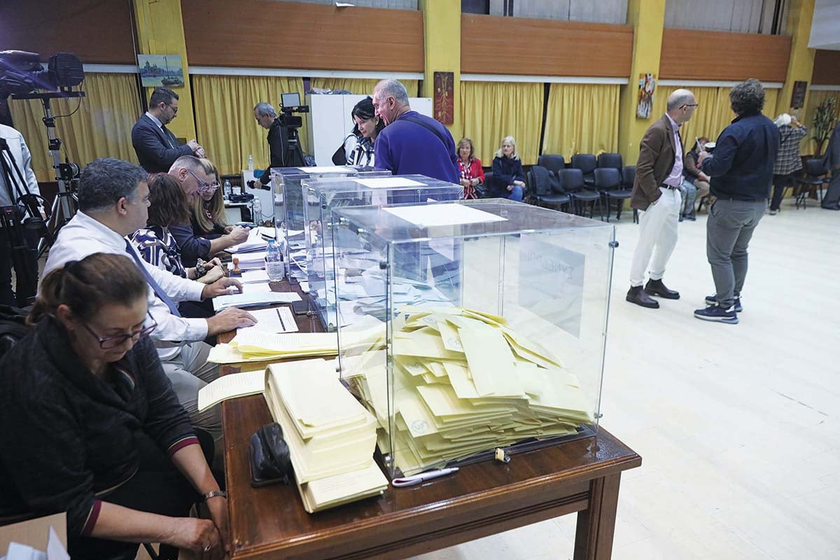 Εσωκομματικές-φάντασμα, κουραμπιέδες και λοταρίες ξεπλύματος