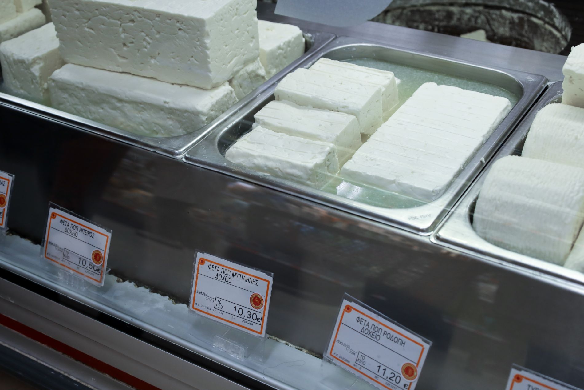 Καταρρέει η τυροκομία: Eκτινάσσονται οι τιμές λόγω ευλογιάς – Η φέτα στα 20 ευρώ το κιλό