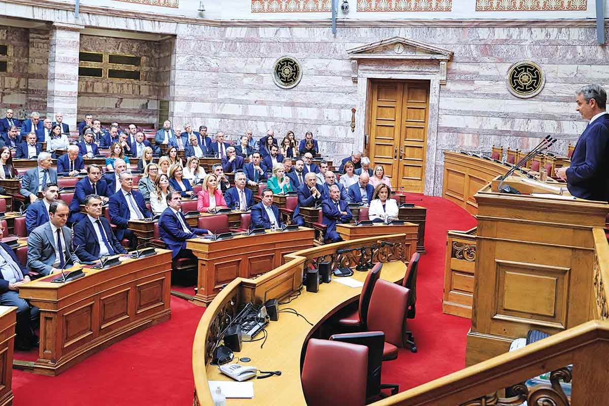 Στα… κάγκελα με τον «Φραπέ» γαλάζιοι βουλευτές