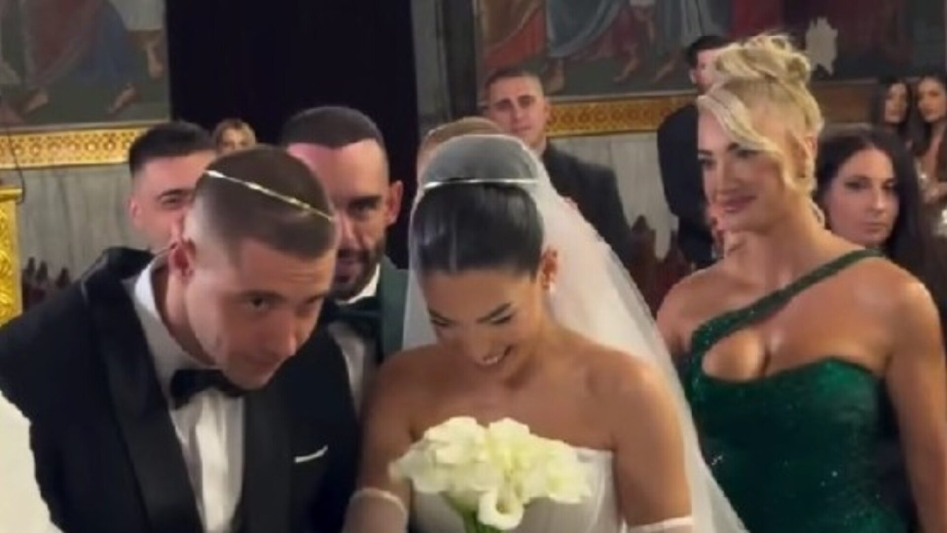 Κουμπάρα η Ιωάννα Τούνη – Πάντρεψε την κολλητή της, Στέλλα, στη Θεσσαλονίκη (βίντεο)