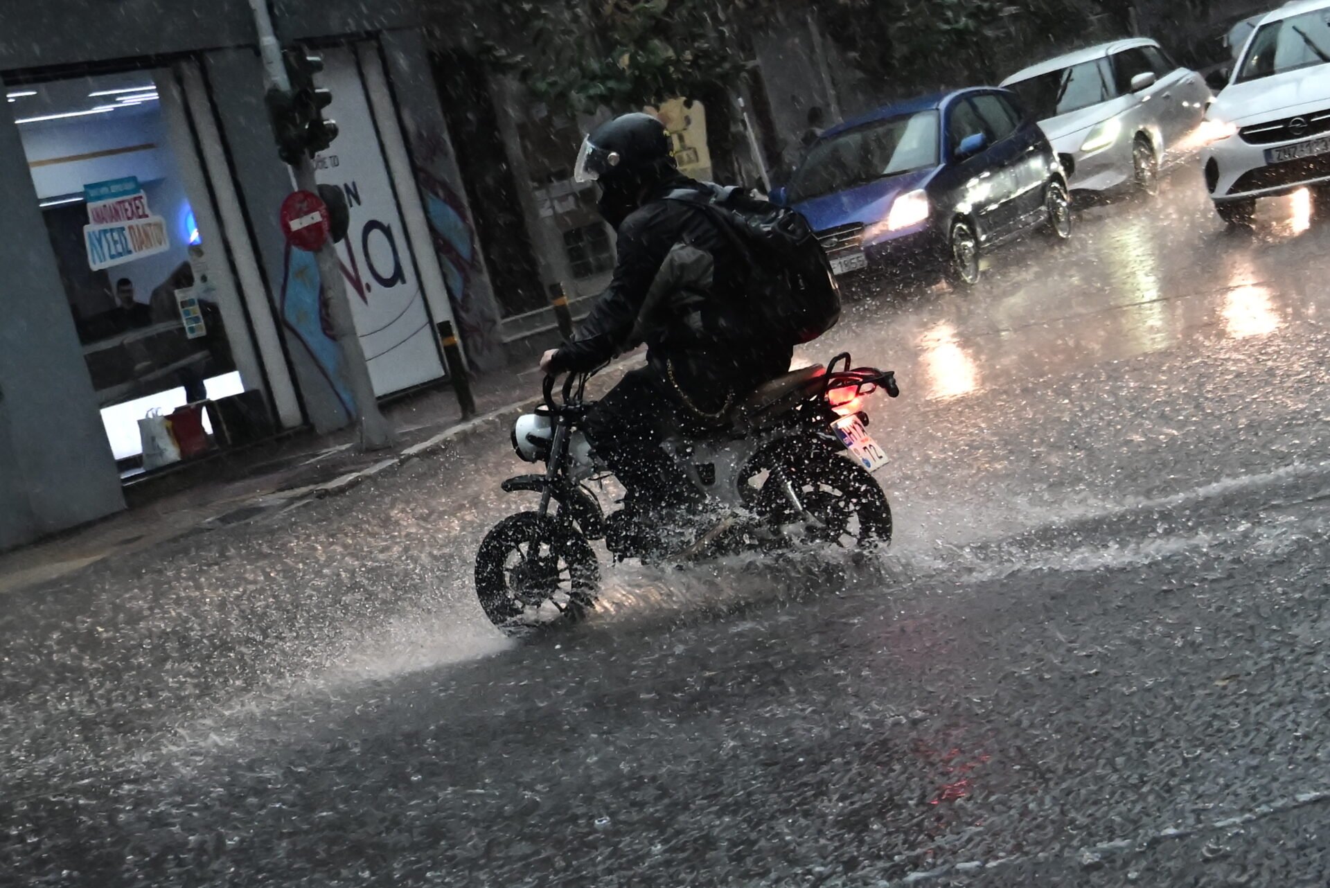 Η κακοκαιρία σαρώνει τη χώρα – Βούλιαξε η Αττική, χάος σε Μεγαλόπολη, Καλαμάτα, Βόνιτσα, Πρέβεζα (βίντεο)