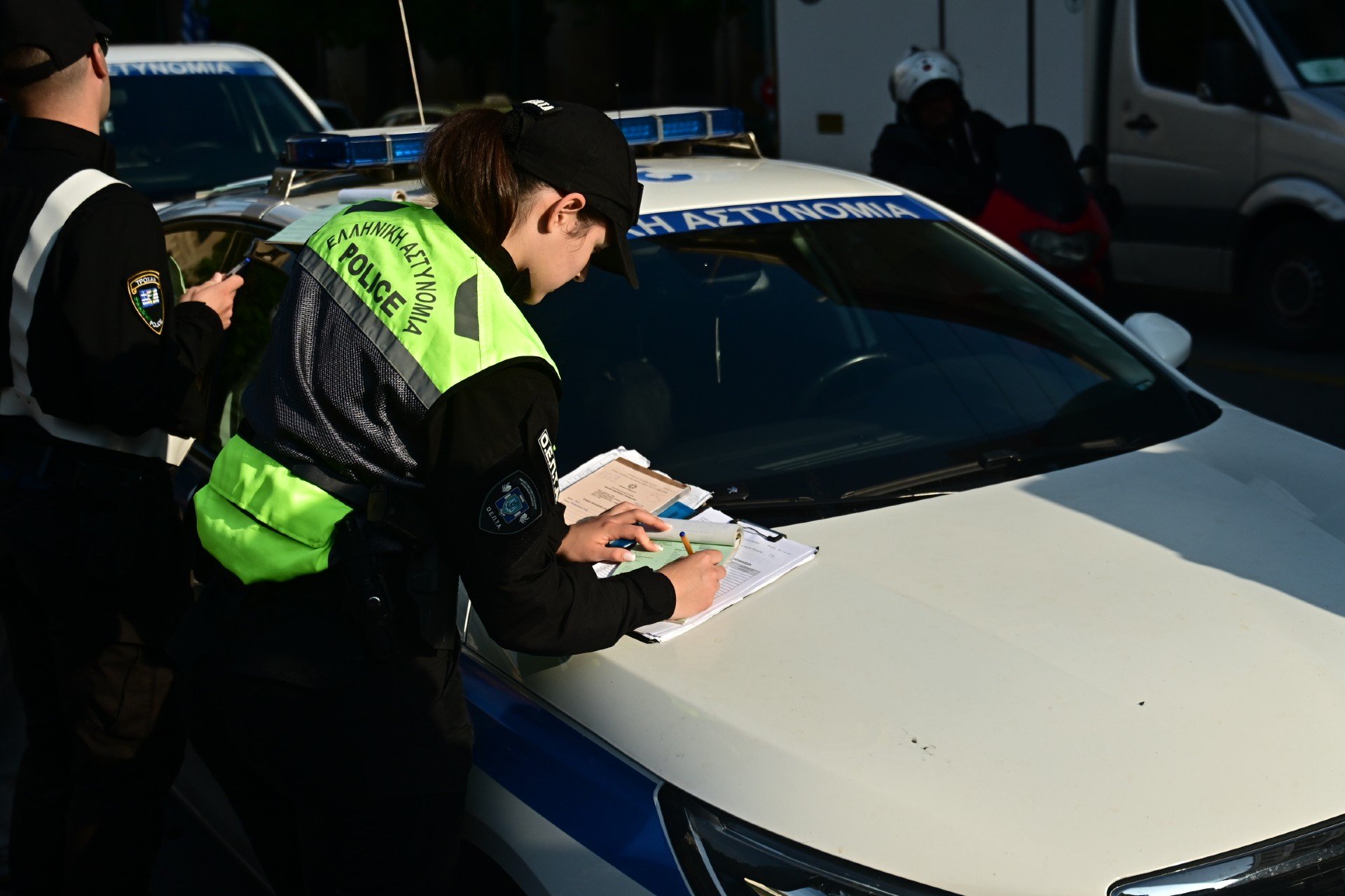 Σύλληψη γνωστής δημοσιογράφου μετά απο αλκοτέστ στην Αττική Οδό – Έβριζε και απειλούσε πως «θα τους τελειώσει»