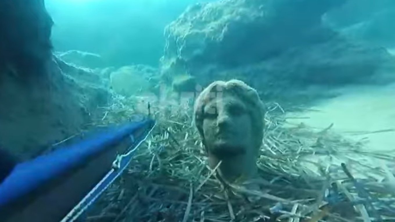 Κρήτη: Ψαροντουφεκάς «ψάρεψε» άγαλμα στον βυθό (βίντεο)