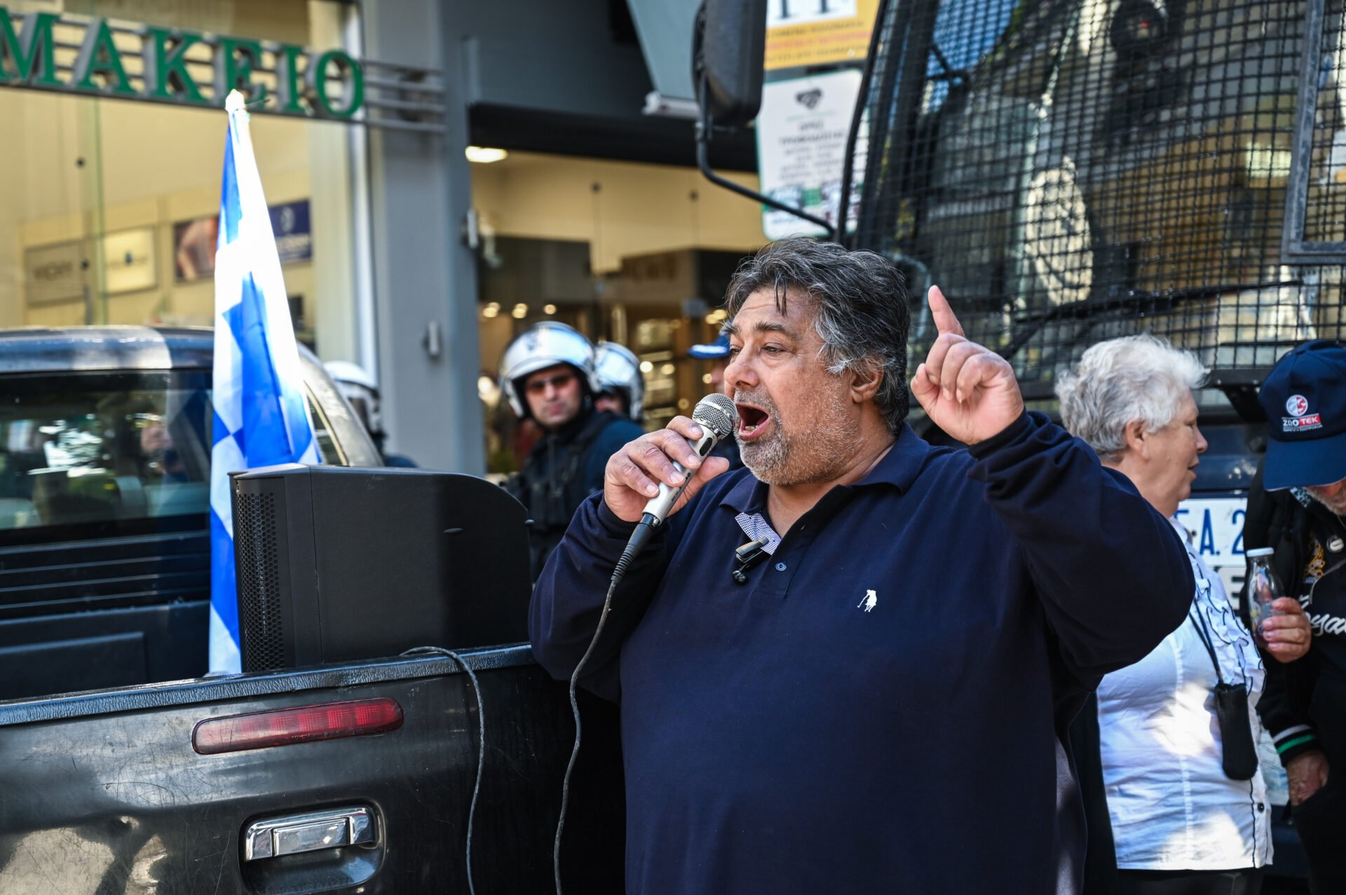 Λάρισα: Κτηνοτρόφος προχωρά σε απεργία πείνας έξω από το γραφείο του Κέλλα