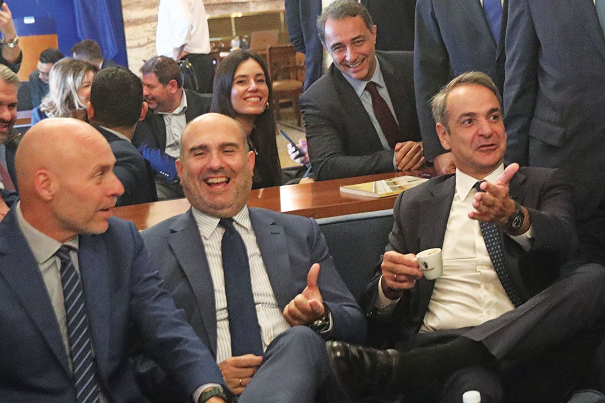 Κυριάκος Μητσοτάκης: Με ύφος… μεγαλειότατου και υποτελείς βουλευτές