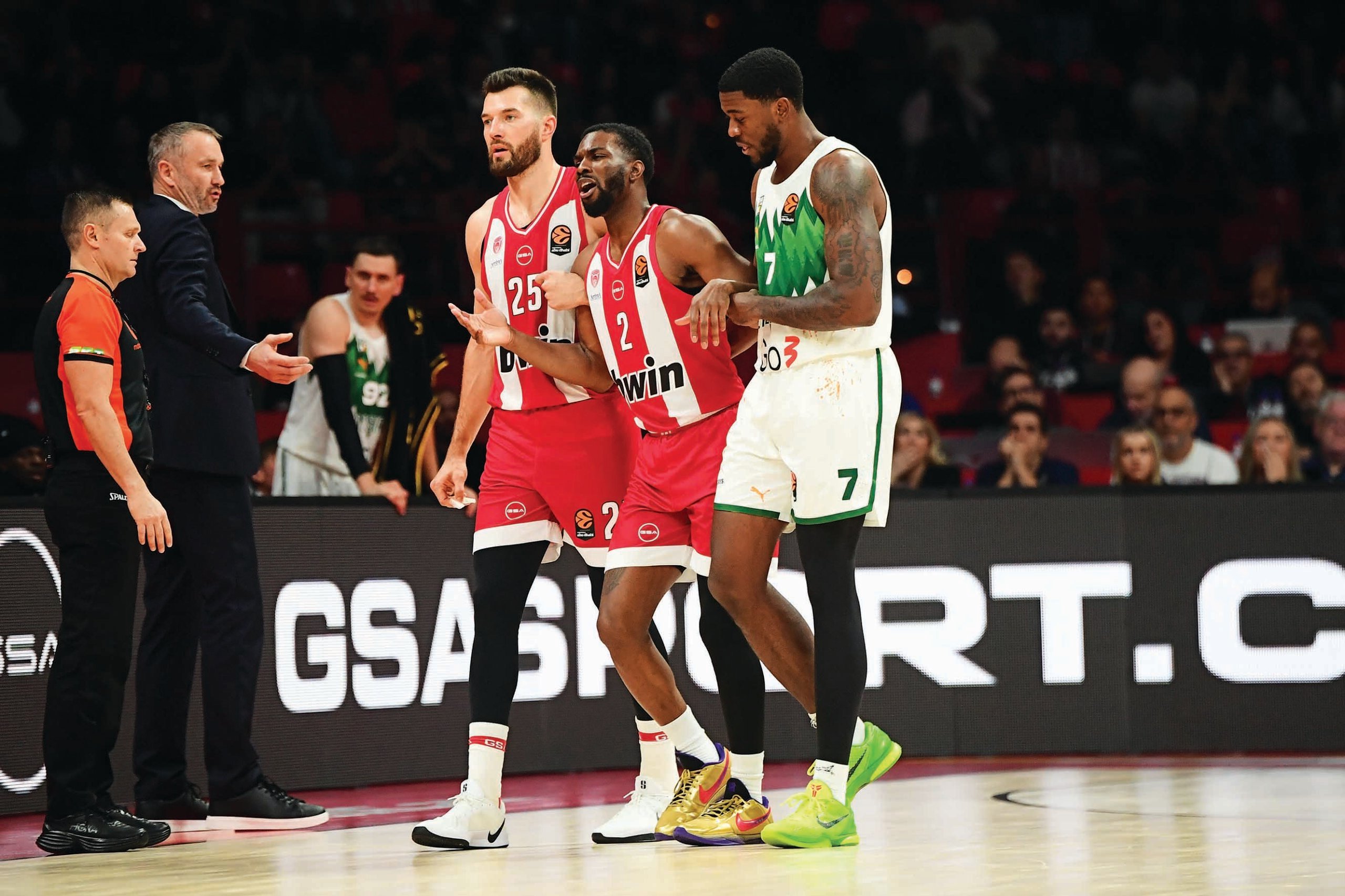 Πικρή νίκη: Ο τραυματισμός του Εβανς επισκίασε τη νίκη του Ολυμπιακού με τη Ζαλγκίρις