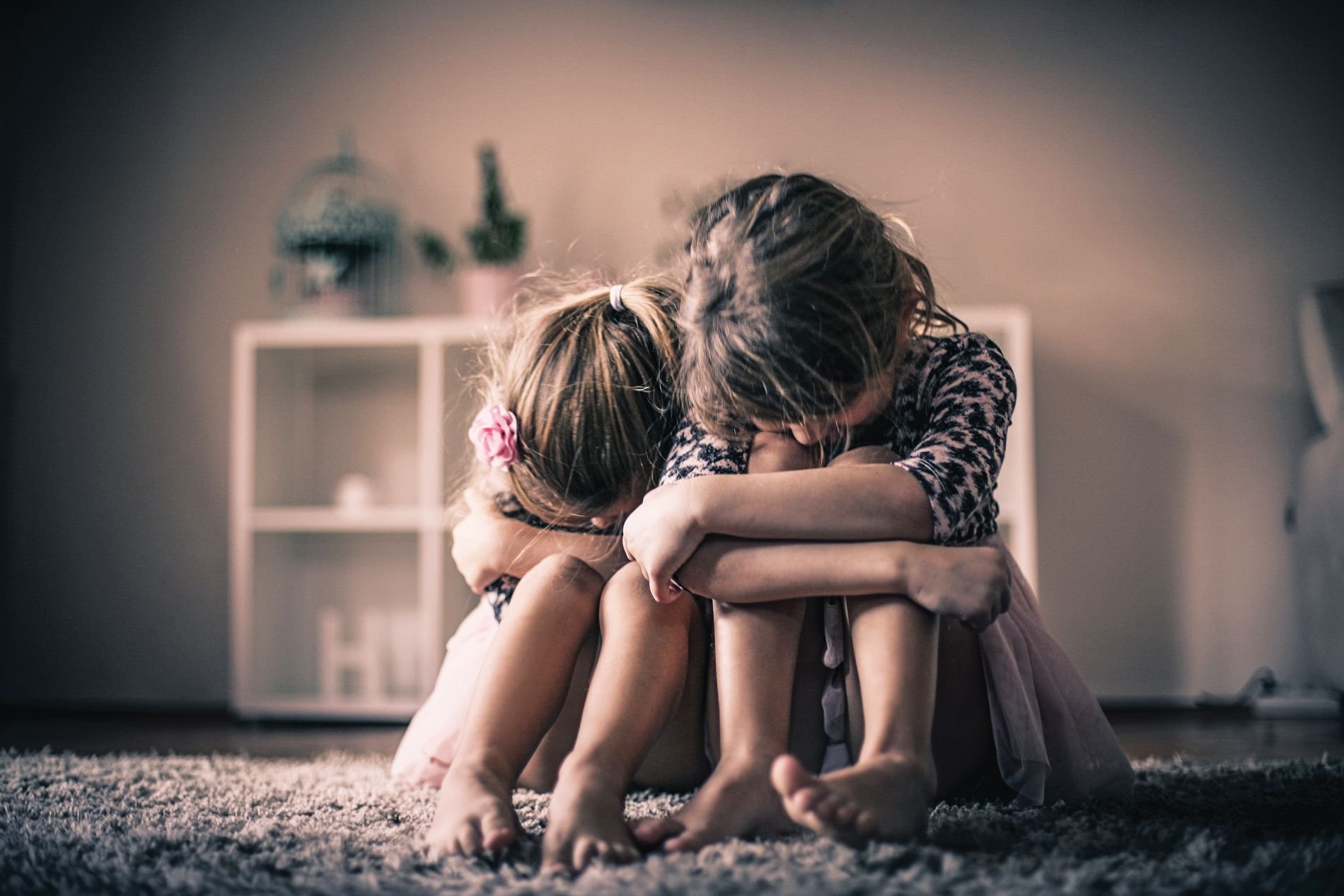 Στο εδώλιο 55χρονη που κατηγορείται ότι βίασε τα δύο βαφτιστήρια της – Το χρονικό της φρίκης