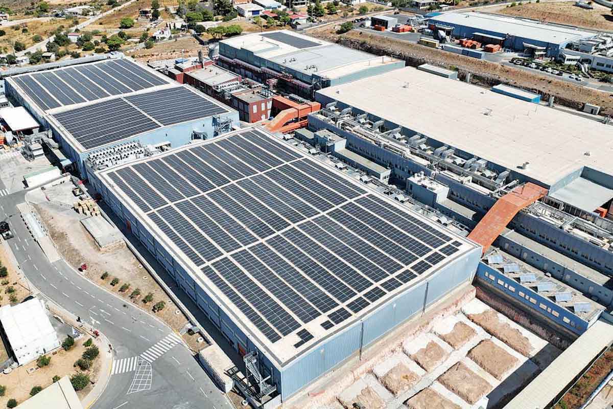 Παπαστράτος: 4.000 ηλιακά πάνελ στο εργοστάσιο στον Ασπρόπυργο