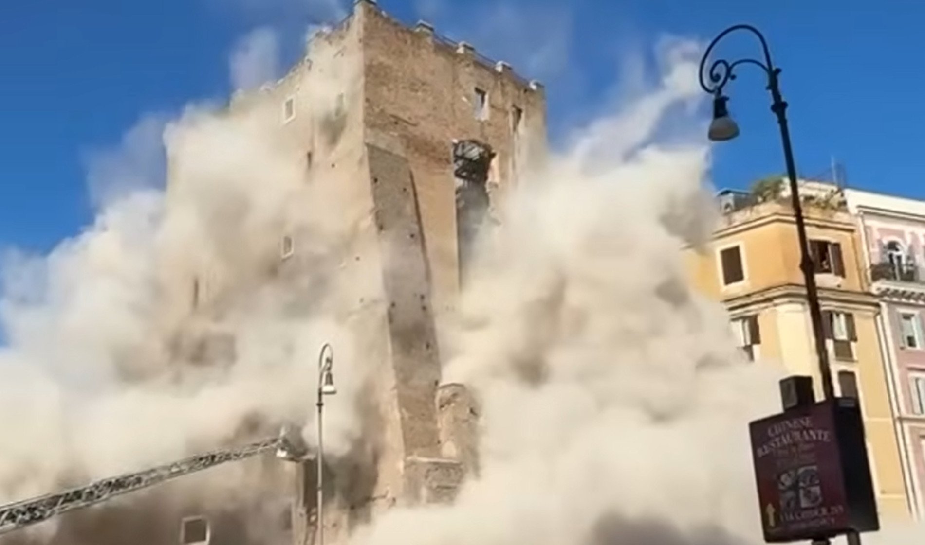 Ρώμη: Κατέρρευσε ο «Πύργος των Κόμηδων» – Ένας εργάτης αγνοείται κάτω από τα συντρίμμια (βίντεο)