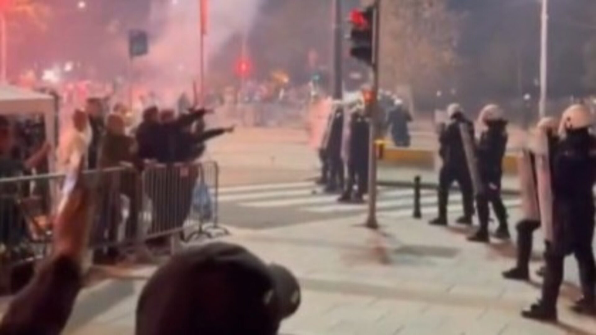 «Ποιος σκότωσε το παιδί μου;» – Χάος έξω από το κοινοβούλιο της Σερβίας για τη μάνα που κάνει απεργία πείνας (βίντεο)