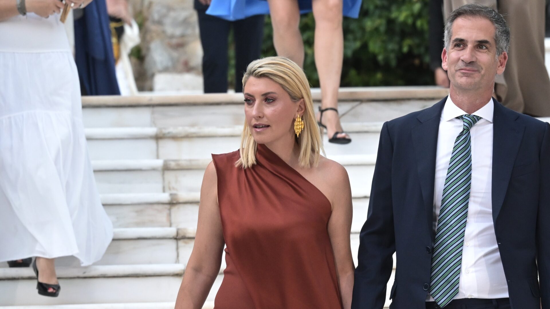 Σία Κοσιώνη: Έκανε το ντεμπούτο της στο θέατρο – Τη χειροκρότησαν η Ντόρα και ο Κώστας Μπακογιάννης (βίντεο)