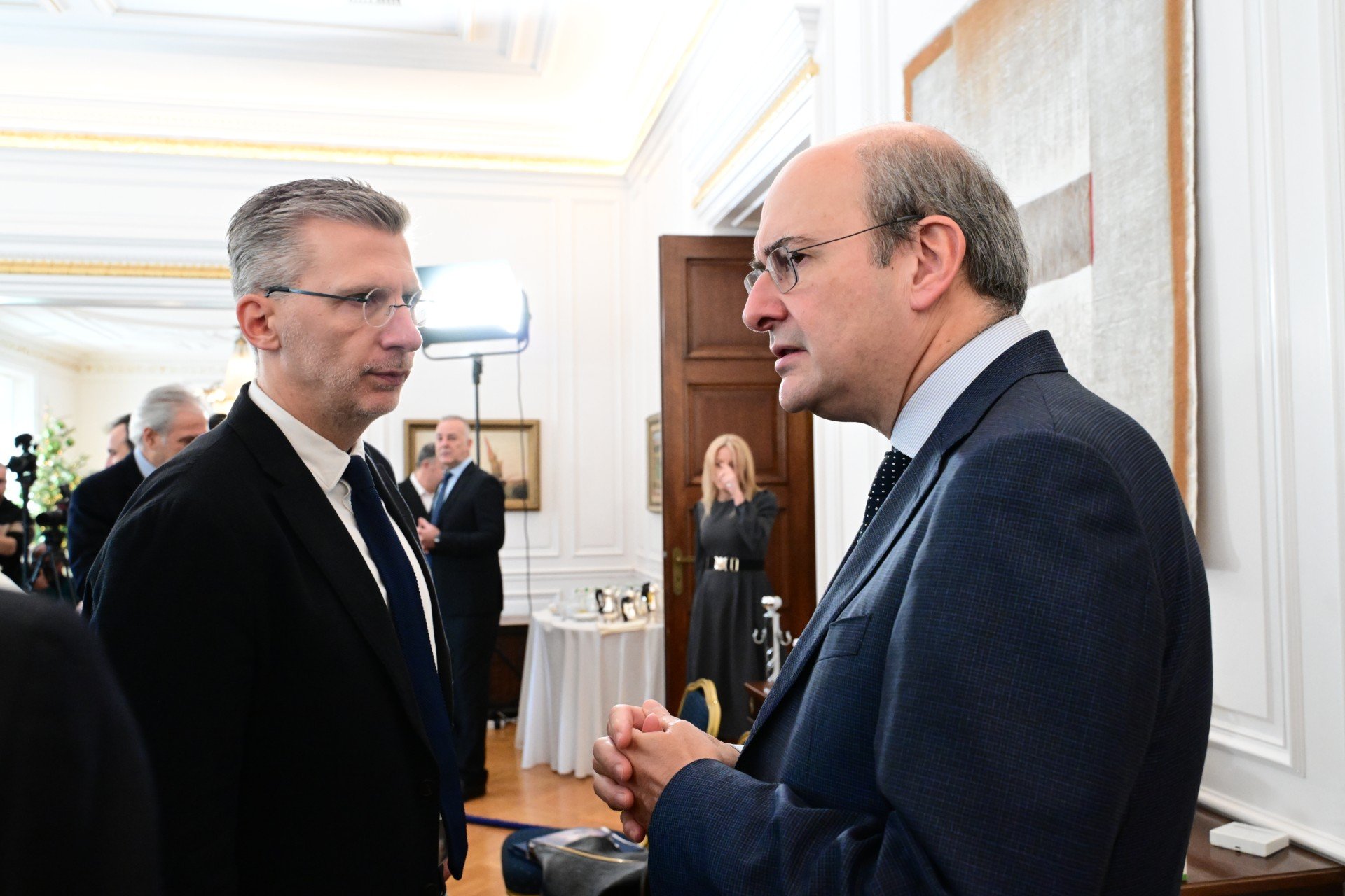 «Γαλάζιο» μπάχαλο: Πυρ και από Σκέρτσο για τα λουκέτα στα ΕΛΤΑ