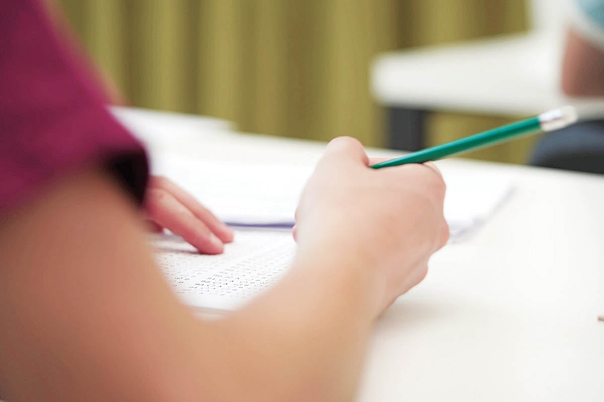 Σάλος! Καθηγητής γυμνασίου μοίρασε φυλλάδιο για τους ΛΟΑΤΚΙ+