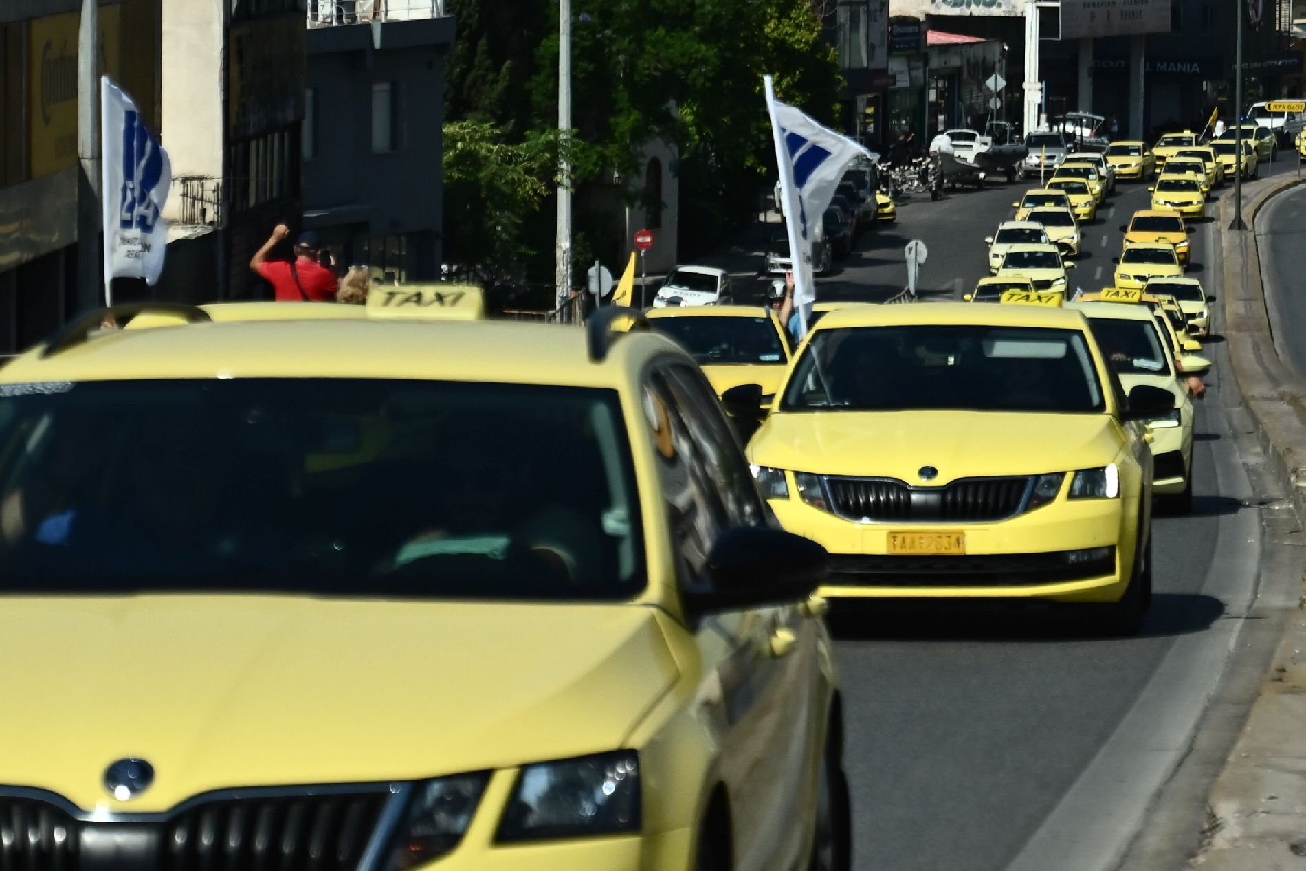 Χειρόφρενο τραβούν οι οδηγοί ταξί, παραλύουν οι μετακινήσεις – Το ξέσπασμα του ΣΑΤΑ για την αδιαφορία του Υπουργείου