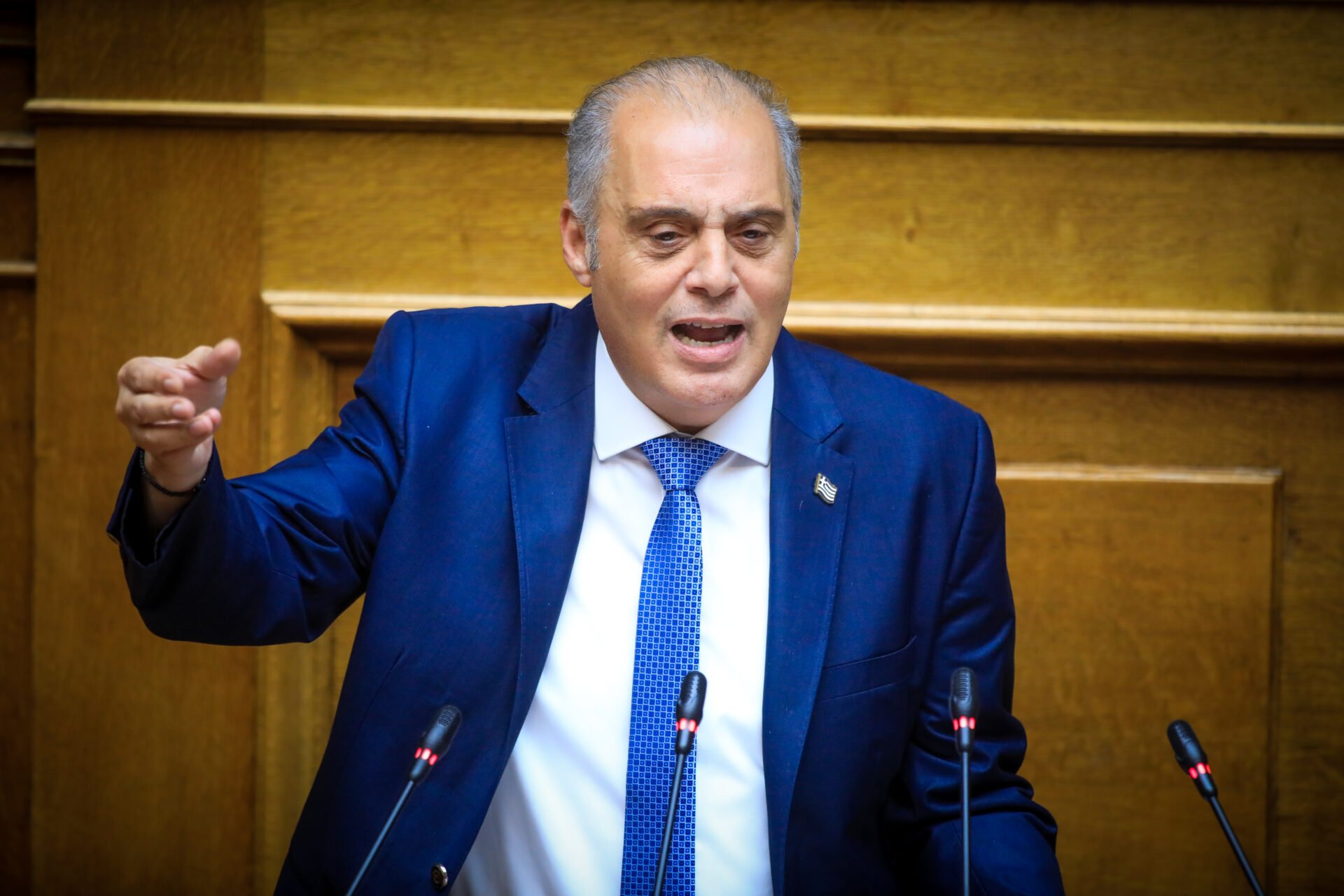 Από τα τηλεμάρκετινγκ στις «αποκαλύψεις»: Το… θαύμα της αντιγραφής και η νέα επικοινωνιακή συνταγή του Βελόπουλου