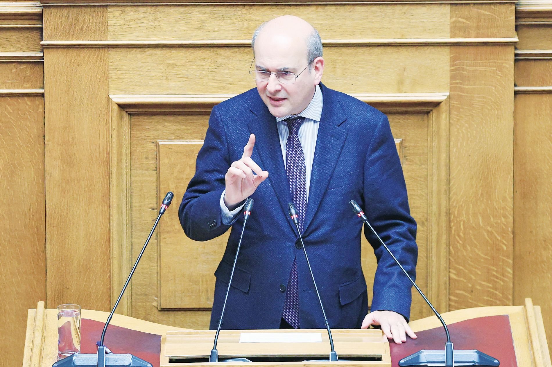 Σφόδρα ενοχλημένος ο Χατζηδάκης – Γιατί το παίζει Απόστολος Πέτρος;