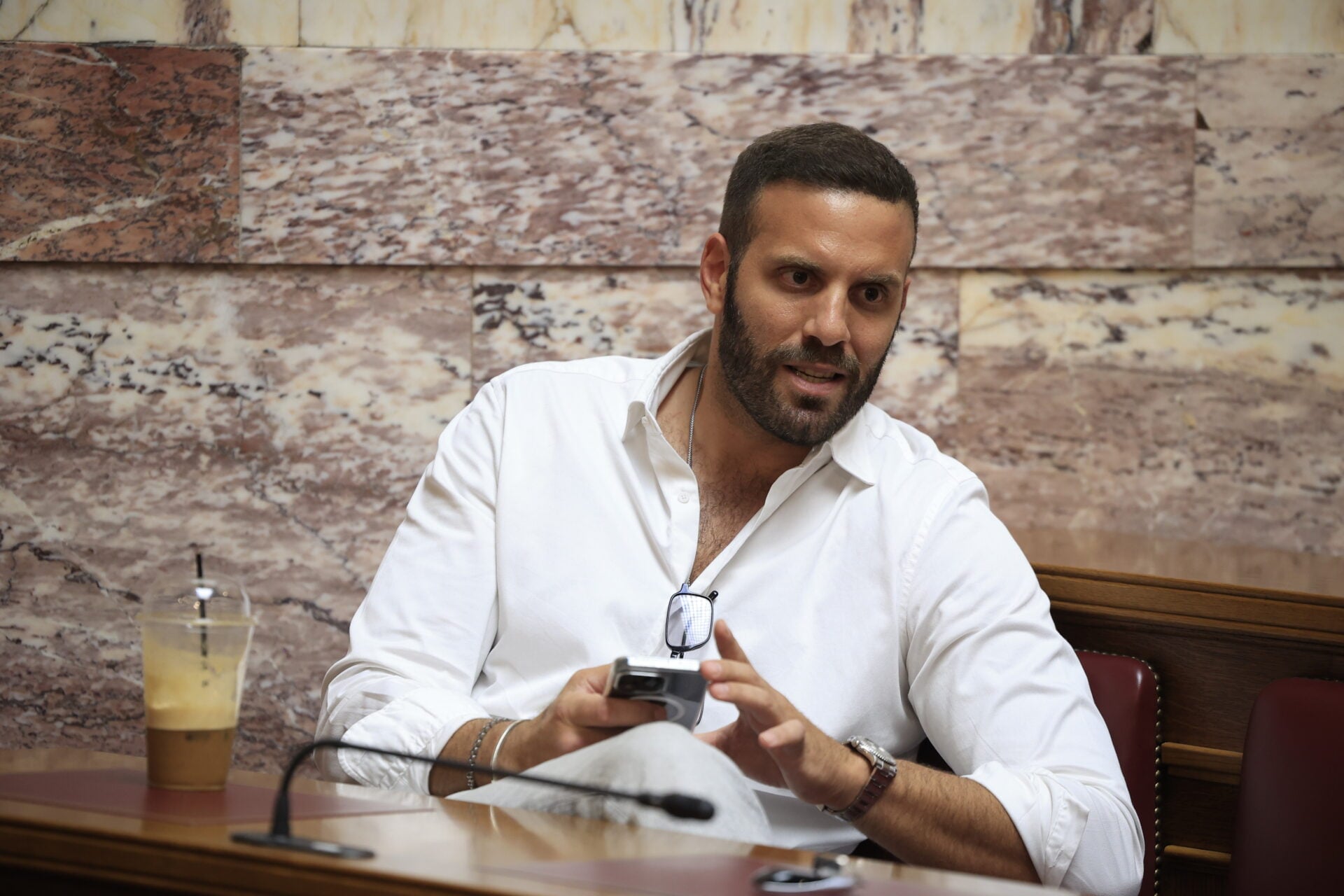 Πώς περιγράφει στη μήνυσή του o δημοσιογράφος το επεισόδιο με τον Νίκο Παππά – Όλοι οι διάλογοι