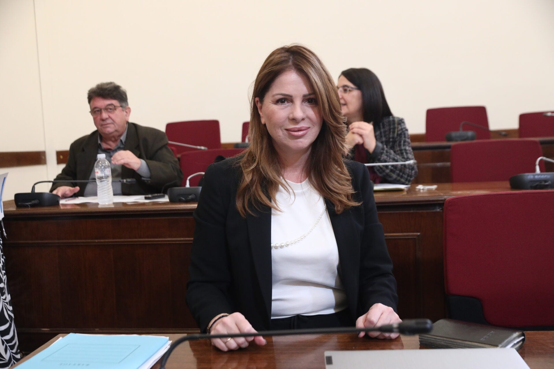 Αγρότες στα Τρίκαλα “στρίμωξαν” για τα καλά τη βουλευτή Κατερίνα Παπακώστα (ΒΙΝΤΕΟ)