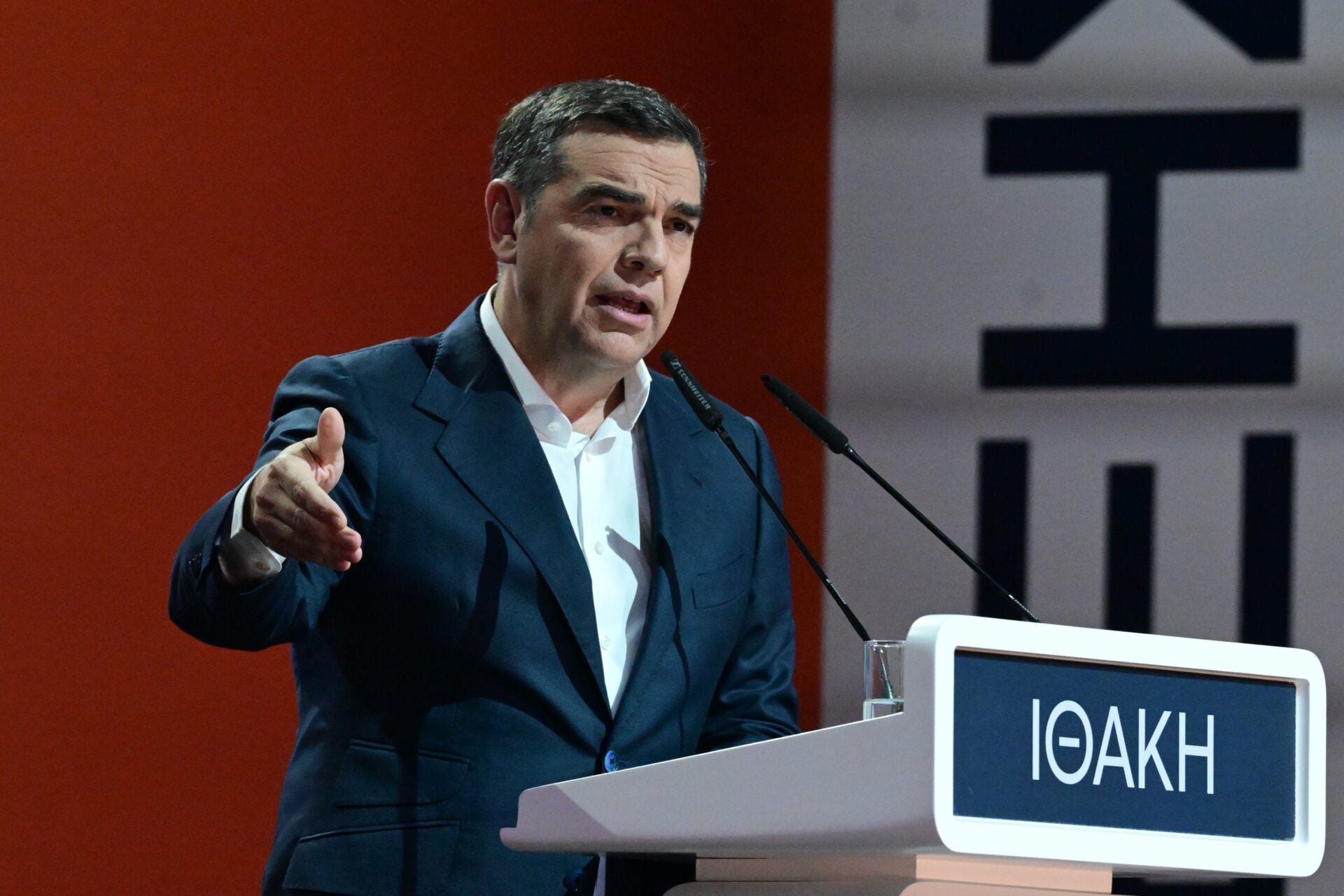 Ξεκίνησε η ομιλία  Τσίπρα: Μας παρέδωσαν το 2015 μια ρημαγμένη πατρίδα με άδεια ταμεία και ένα βουνό χρέους! (live)