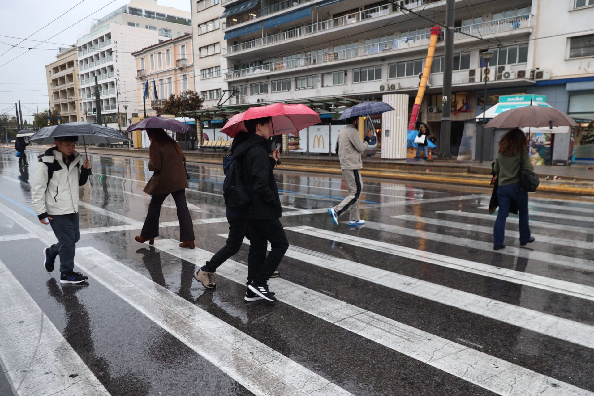 Καιρός σήμερα: Βροχές στην Αττική, καταιγίδες στα νησιά και λίγα χιόνια στα ορεινά