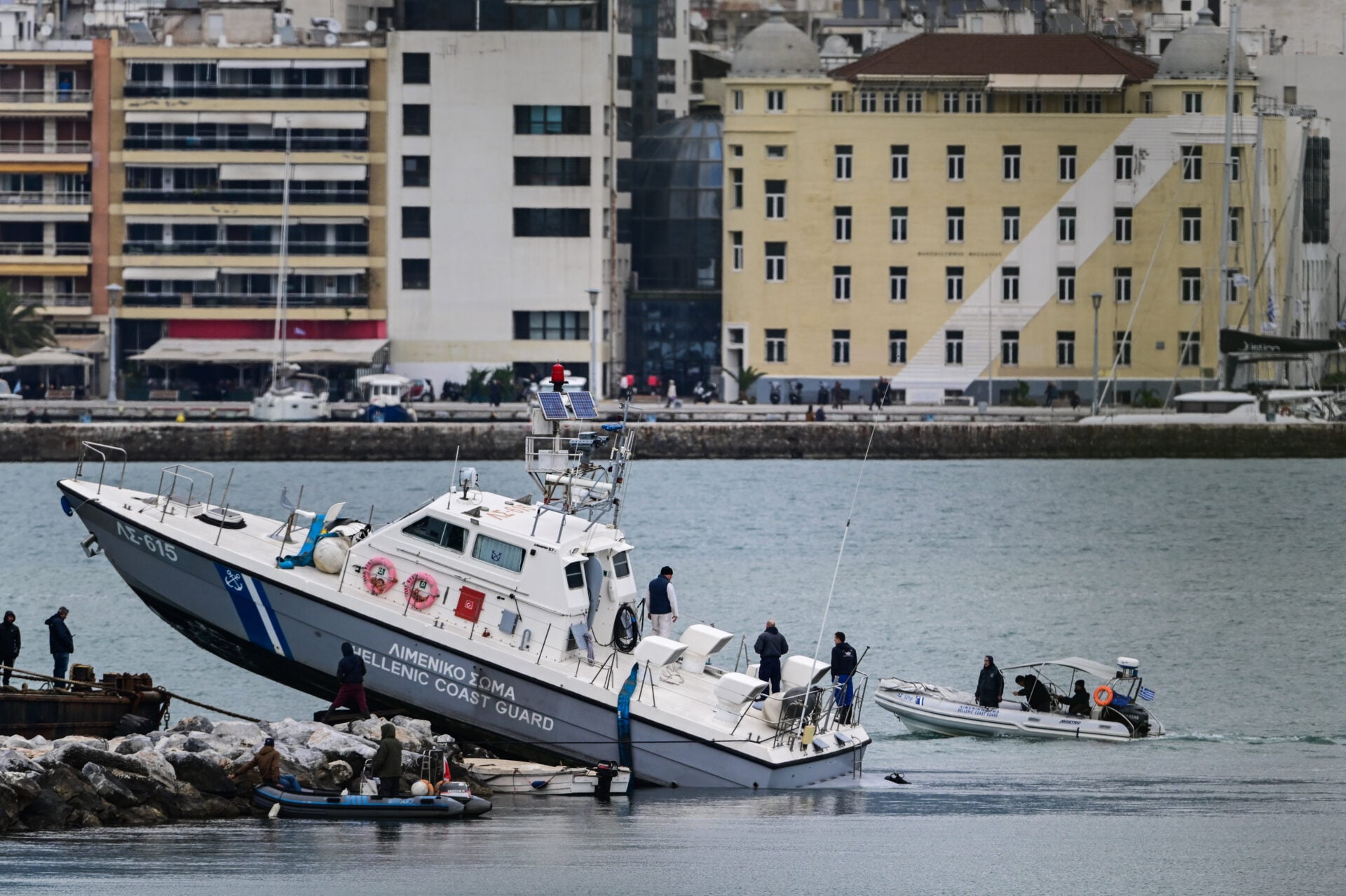 Βόλος: Σκάφος του Λιμενικού ανέβηκε σε βράχια στην είσοδο του λιμανιού – ΦΩΤΟ