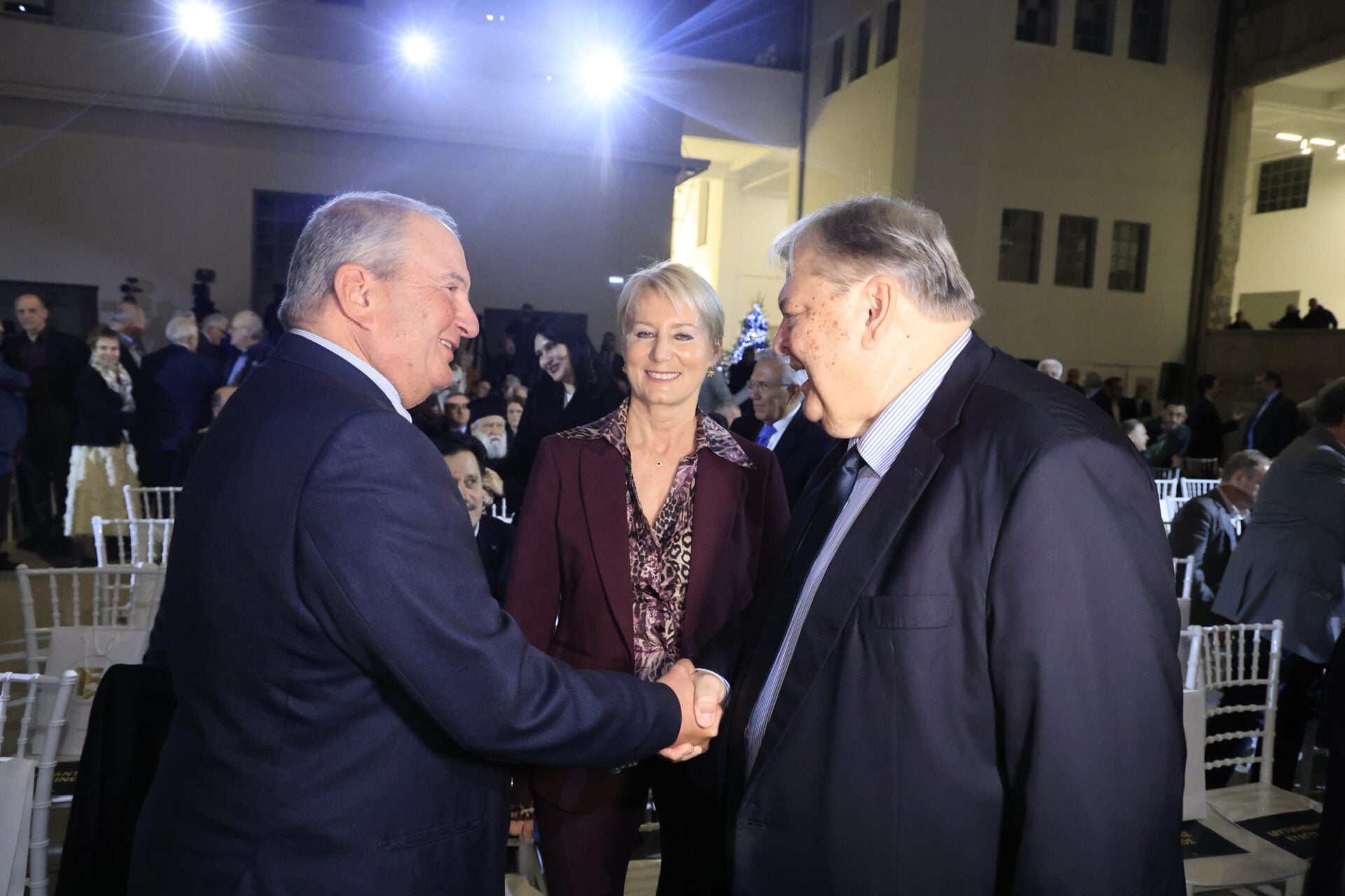 Δείτε live: Ξεκίνησε η μεγάλη γιορτή για τα 15 χρόνια της «Δημοκρατίας» – Άφιξη Δένδια, Καραμανλή, Βενιζέλου και Σαμαρά με “καρφί” κατά Μητσοτάκη