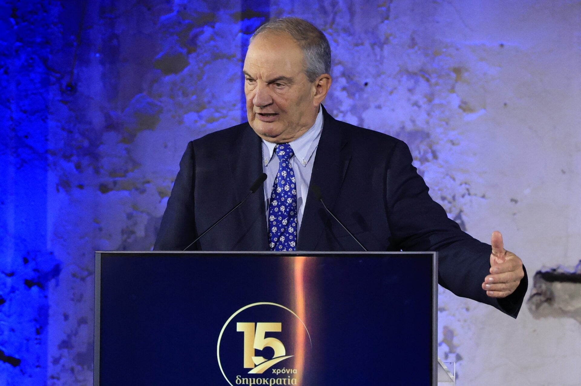 15 χρόνια Δημοκρατία: Καμπανάκια Καραμανλή για δημοκρατία, θεσμούς στην Ελλάδα