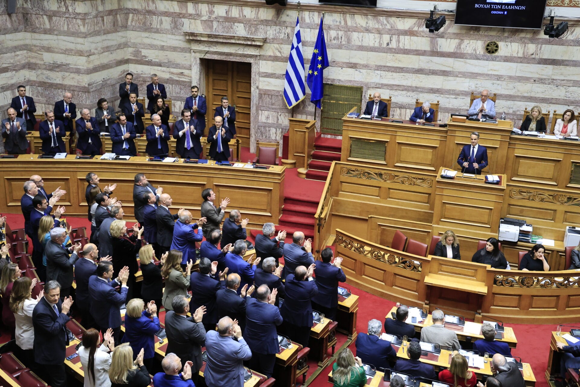 Συζήτηση για τον προϋπολογισμό: Τα μέτρα για το στεγαστικό του Μητσοτάκη και η σκληρή κριτική της αντιπολίτευσης