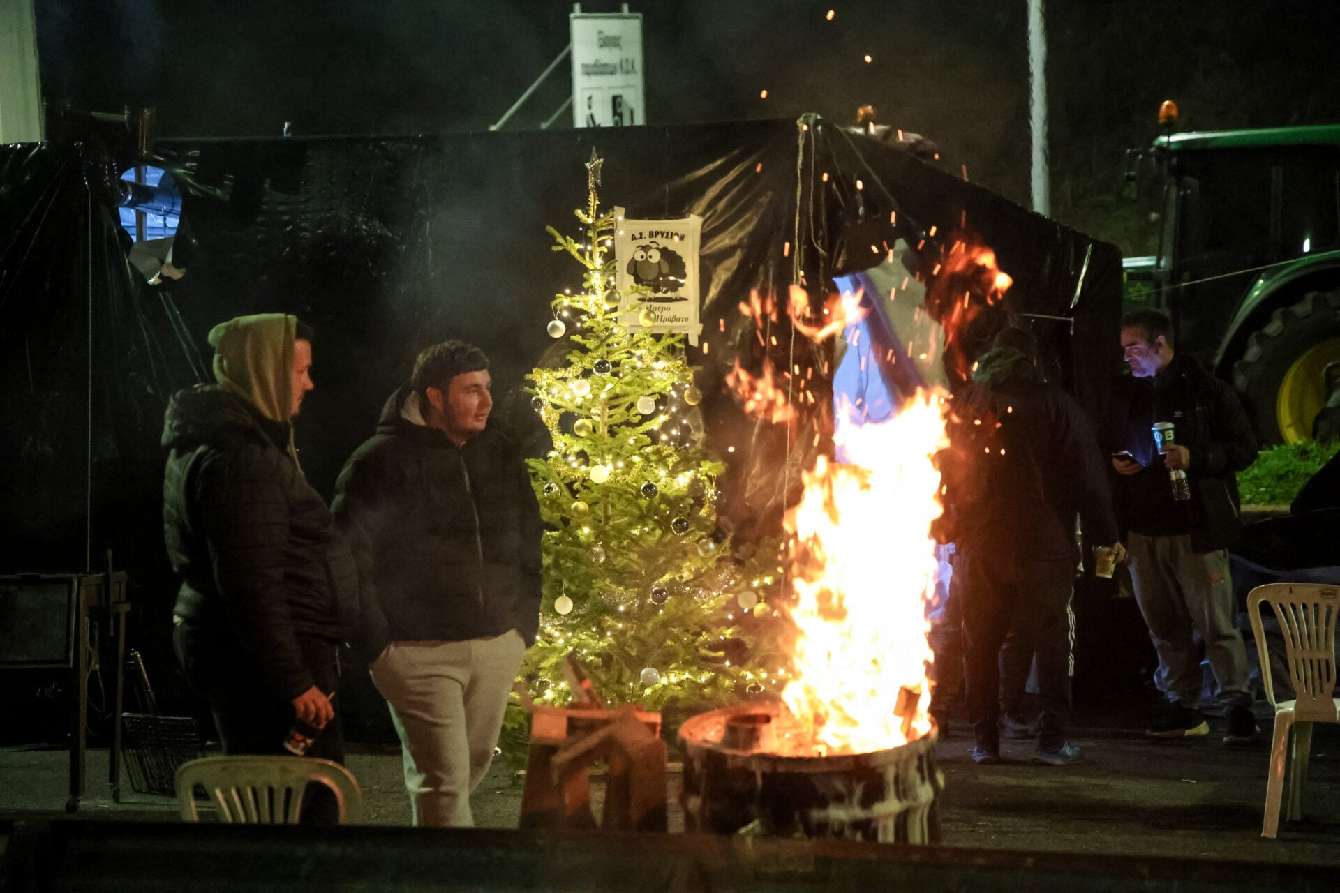 Παραμένουν στις «επάλξεις» οι αγρότες – Σε πανικό το Μαξίμου