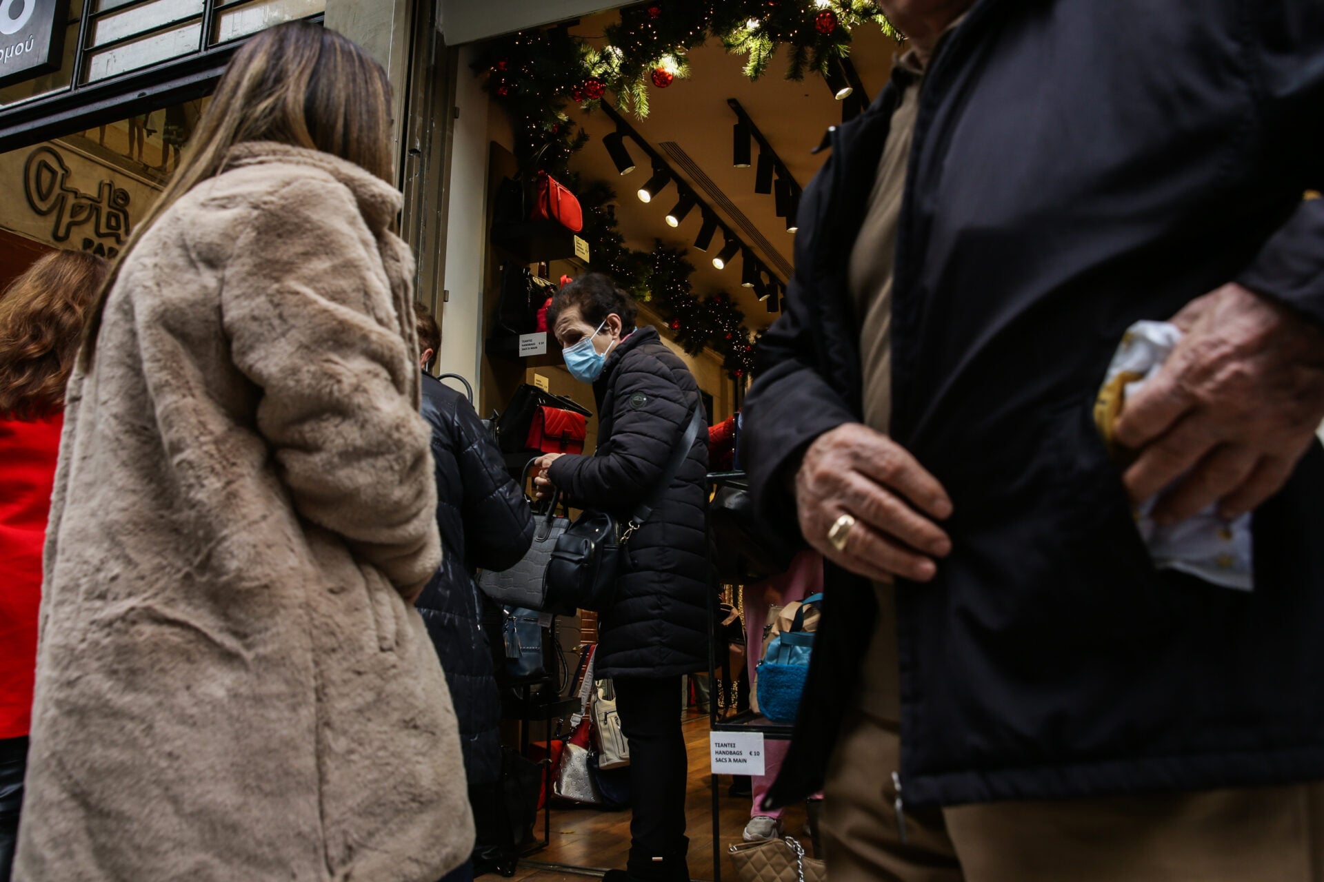 Τελευταία Κυριακή του έτους: Ανοιχτά τα καταστήματα σήμερα – Ποιες ώρες θα λειτουργήσουν