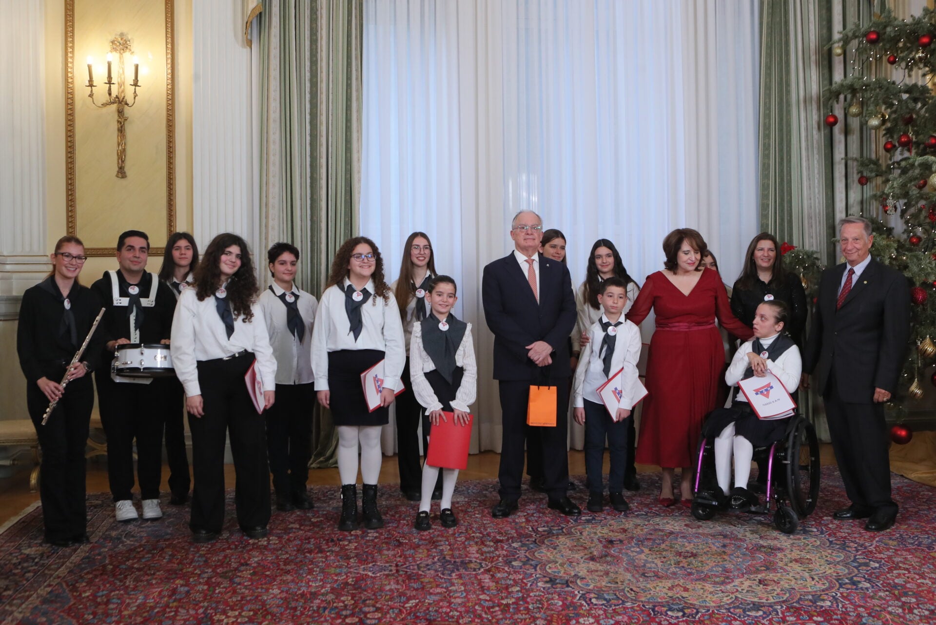 Ευχές και κάλαντα στο Προεδρικό Μέγαρο και το Μαξίμου – Έκλεψε την παράσταση ο Πίνατ (φωτό)