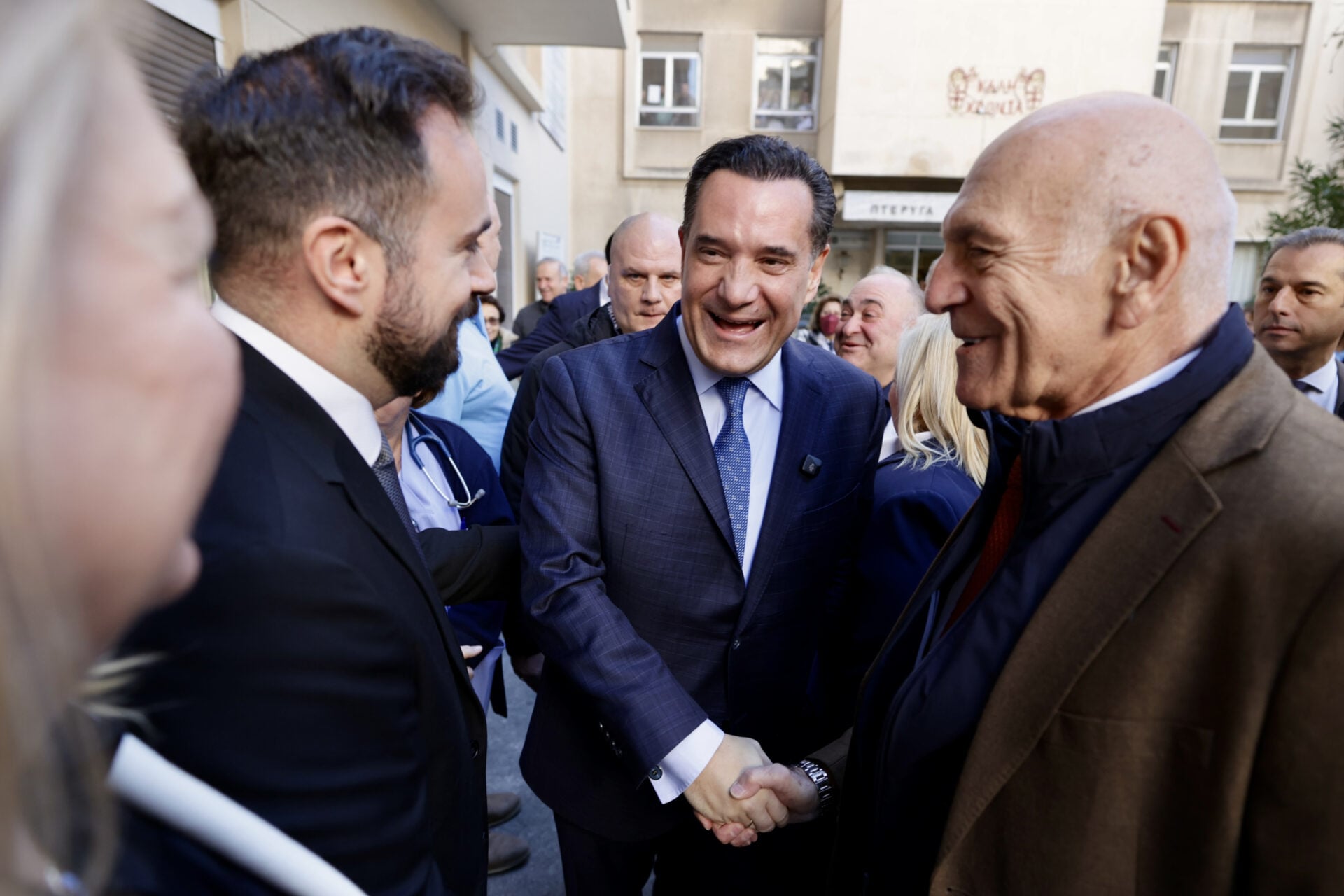 Με έντονες αποδοκιμασίες υποδέχθηκαν τον Άδωνι οι εργαζόμενοι του «Έλενα Βενιζέλου»: Πήγε να τους κεράσει μελομακάρονα (βίντεο)