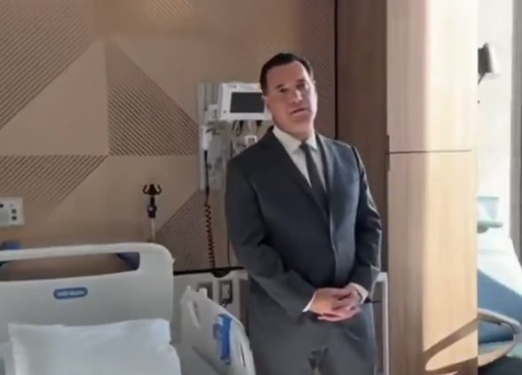 Οικογενειακή υπόθεση τα «μαθήματα» Υγείας του Αδωνη στη Νέα Υόρκη (βίντεο)