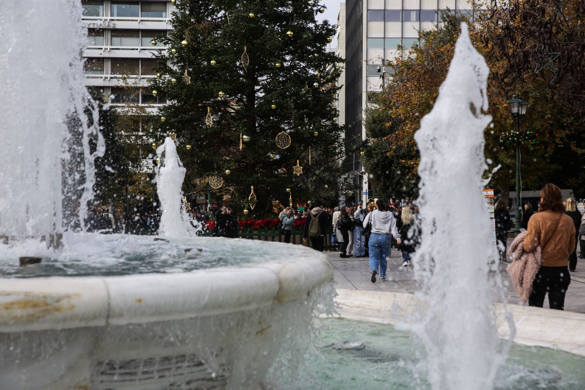 Χριστούγεννα με βροχές, καταιγίδες και χιόνια – Πού θα «χτυπήσουν» τα ισχυρά φαινόμενα τις επόμενες ώρες (video)
