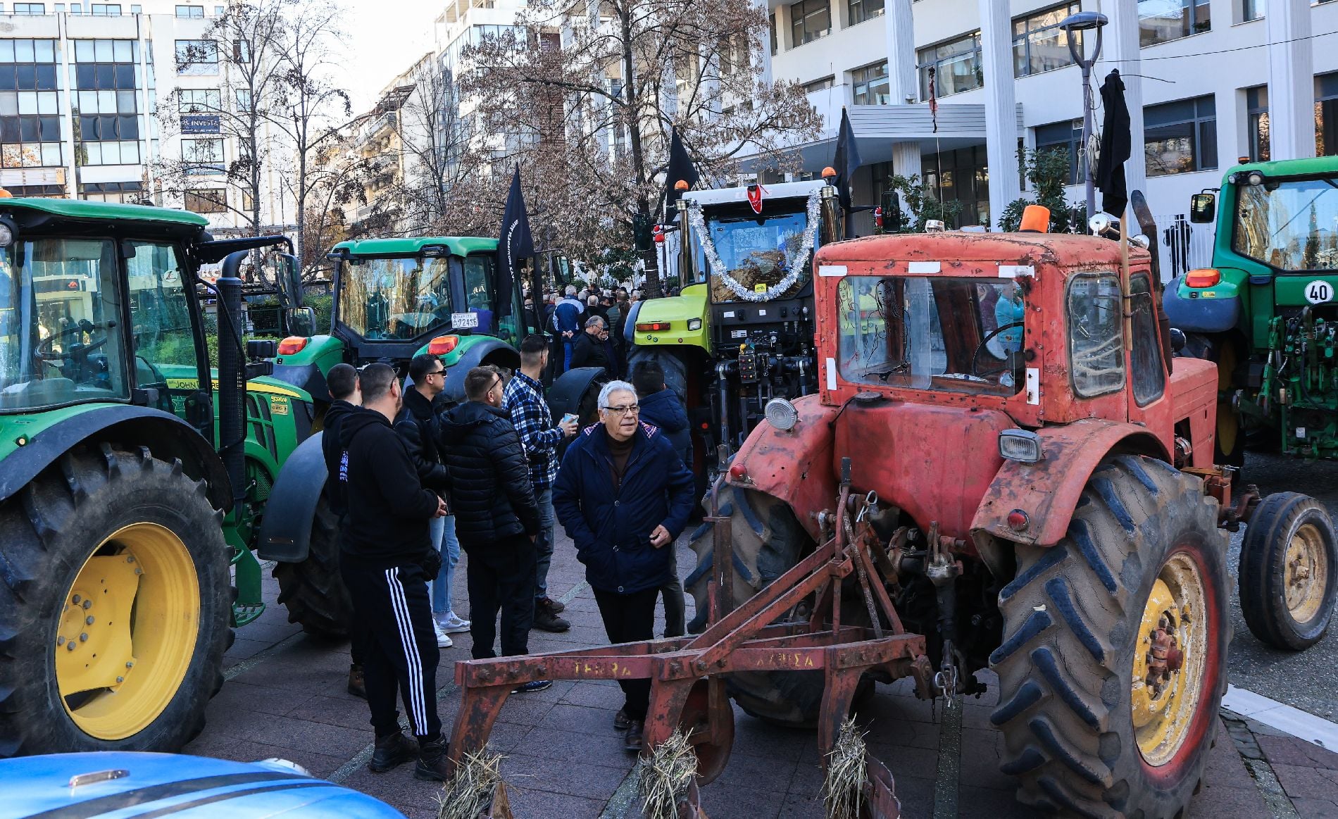 Τα μπλόκα πιέζουν την κυβέρνηση: Στο τραπέζι πετρέλαιο, ρεύμα και αποζημιώσεις – Ραντεβού ή ρήξη;