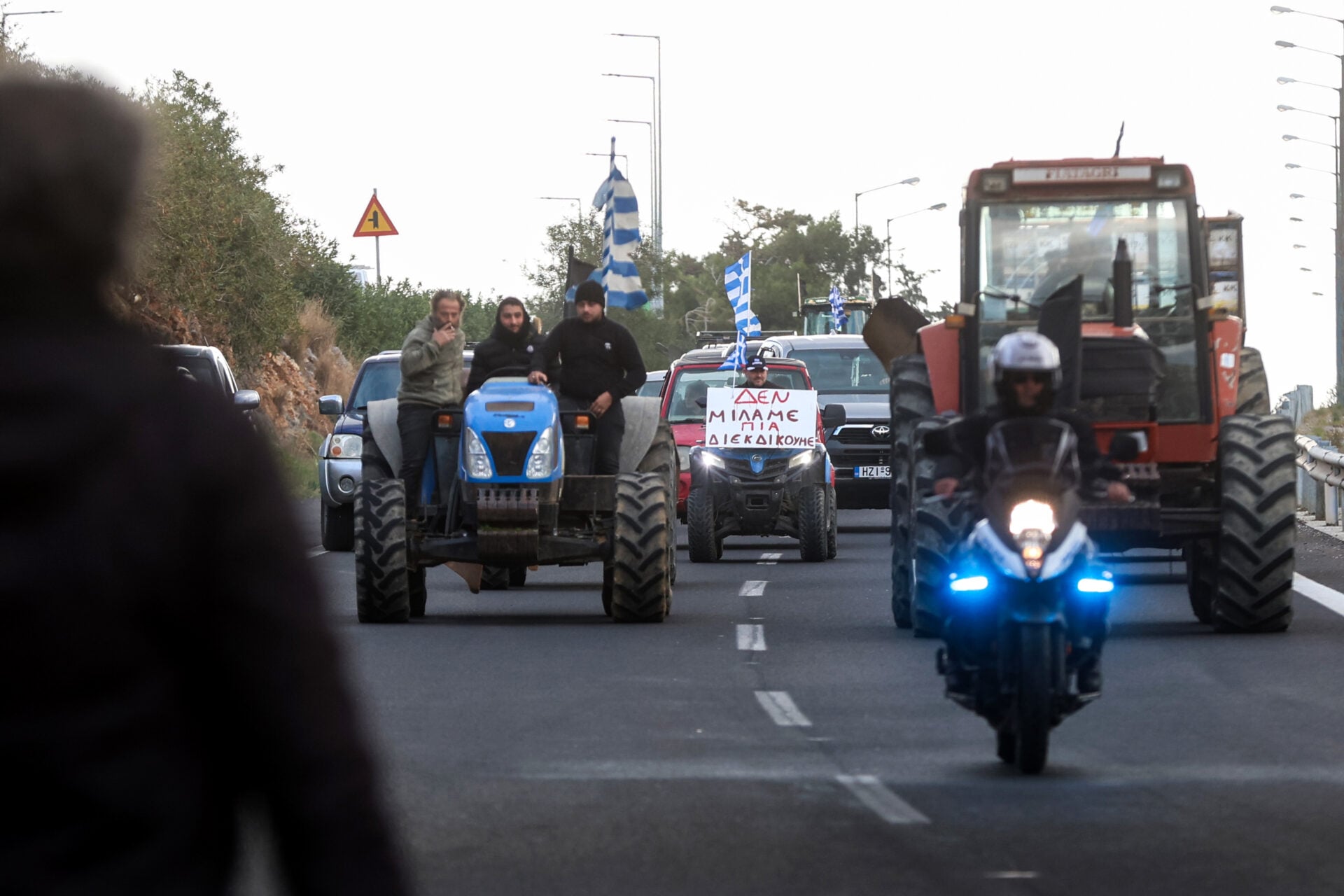 Αλλαγή του χρόνου στα μπλόκα και Plan B’ στο τραπέζι – Αγρότες και κυβέρνηση σε τροχιά σύγκρουσης (video)