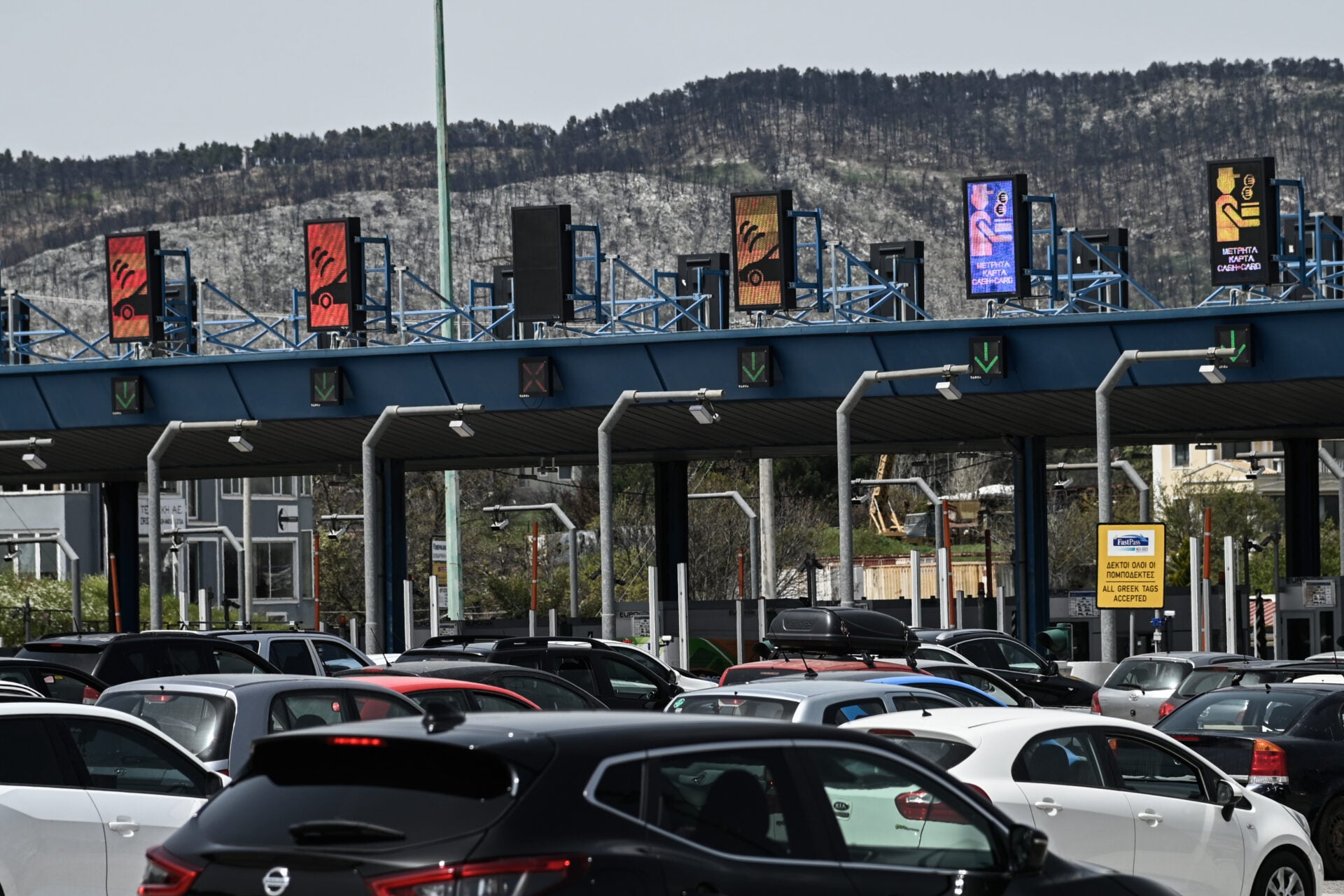 Φωτιά σε φορτηγό στα διόδια Αφιδνών – Κλειστό το ρεύμα προς Αθήνα