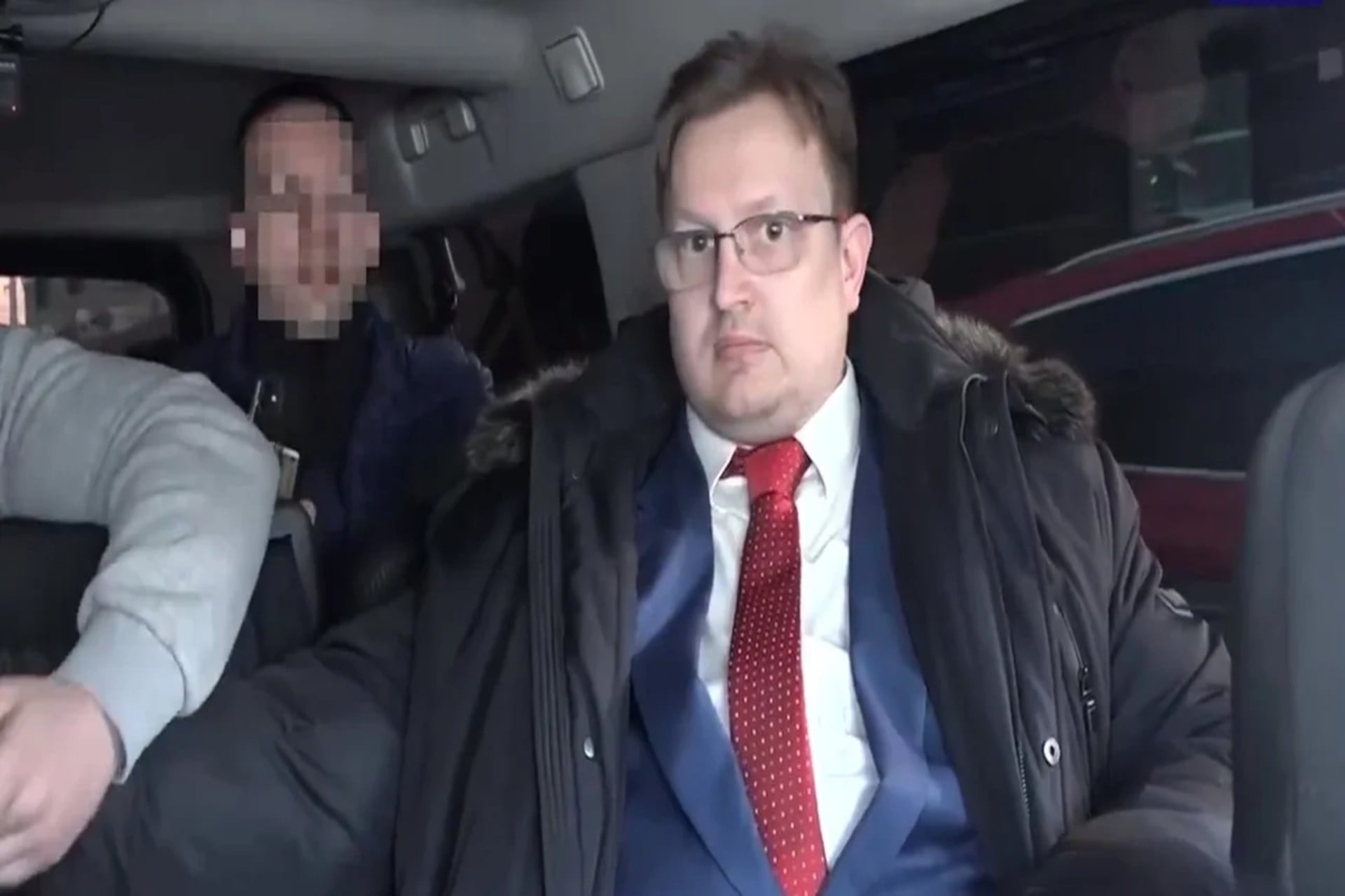 “Είσαι ένοχος για προδοσία”: Πράκτορες της FSB συλλαμβάνουν Ρώσο διπλωμάτη για κατασκοπεία υπέρ των ΗΠΑ (βίντεο)