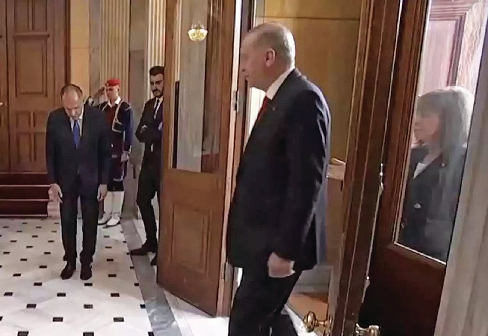 Και ο Γεραπετρίτης στον κόσμο του! Βάφτισε και πάλι τον ενδοτισμό «πολιτική αρχών»