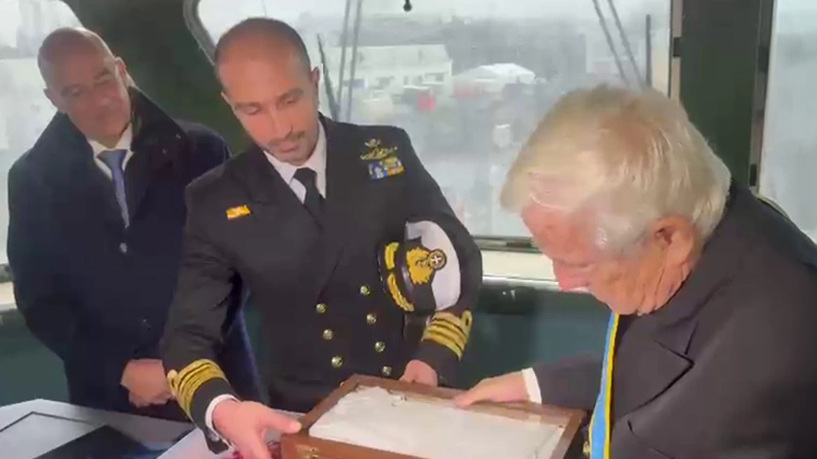 Πάνος Λασκαρίδης: Δώρισε στον κυβερνήτη της φρεγάτας FDI «Κίμων» το αυθεντικό «διπαράλληλον» του ναυάρχου Κουντουριώτη