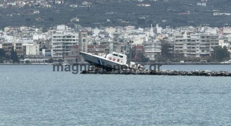 Βόλος: Σκάφος του Λιμενικού ανέβηκε σε βράχια στην είσοδο του λιμανιού – ΦΩΤΟ