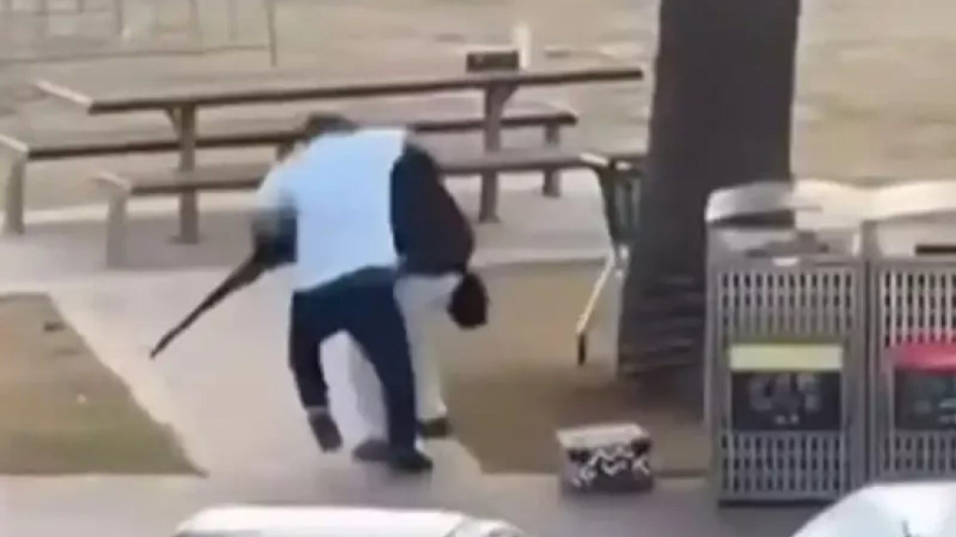 Μουσουλμάνος ιδιοκτήτης μίνι μάρκετ o ήρωας που αφόπλισε τον τρομοκράτη στο Σίδνεϊ