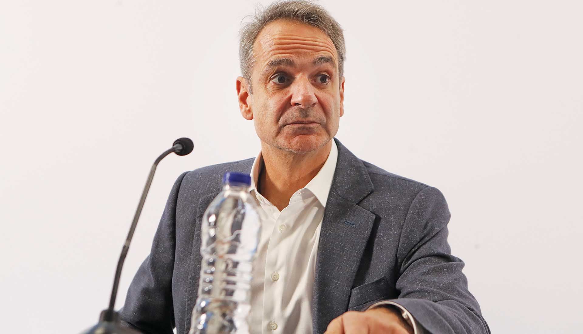 Πεζοί στο αλκοτέστ, αστυνομικοί με φακελάκια και η γλυκιά δυστοπία των γιορτών