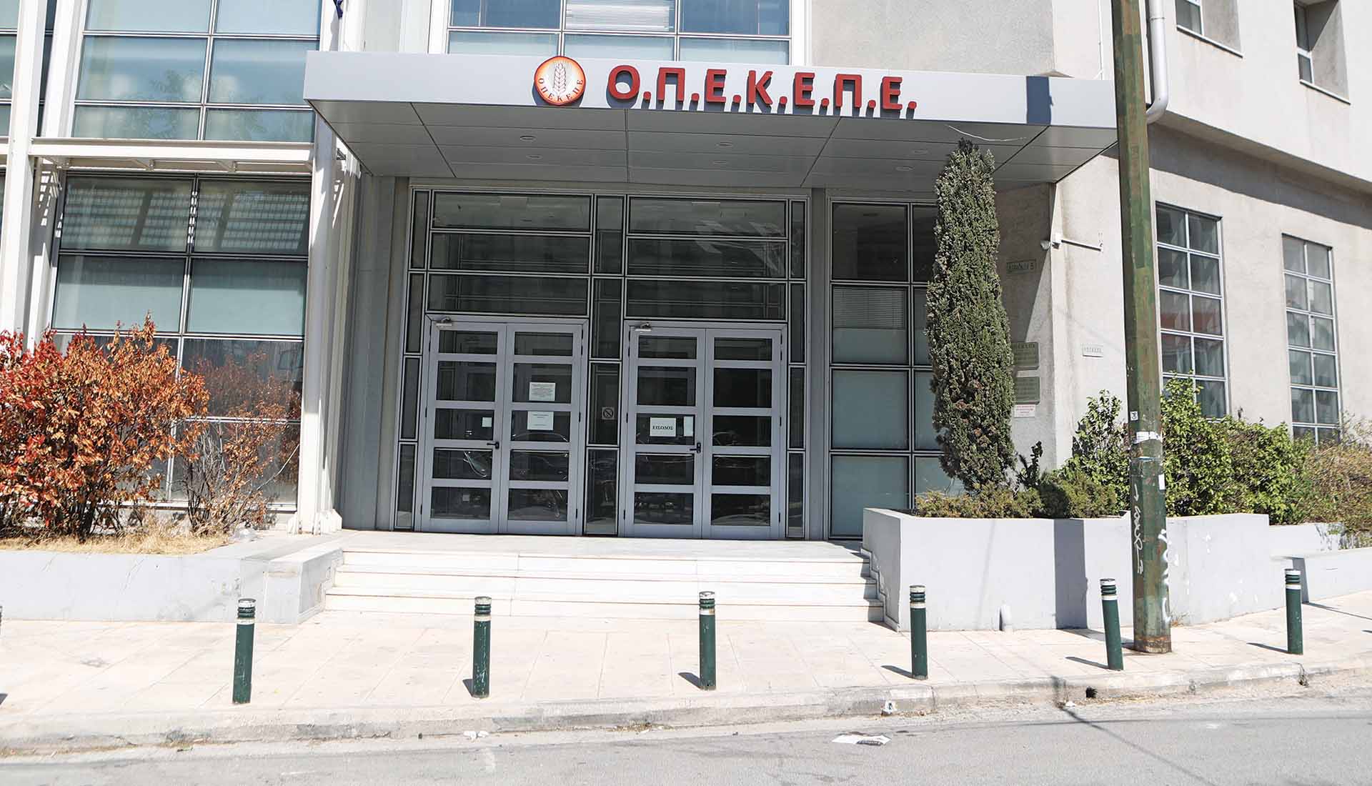 Η χώρα βουτηγμένη στη βρομιά και την ανομία – Kουμπάροι, μαφιόζοι και απειλές θανάτου