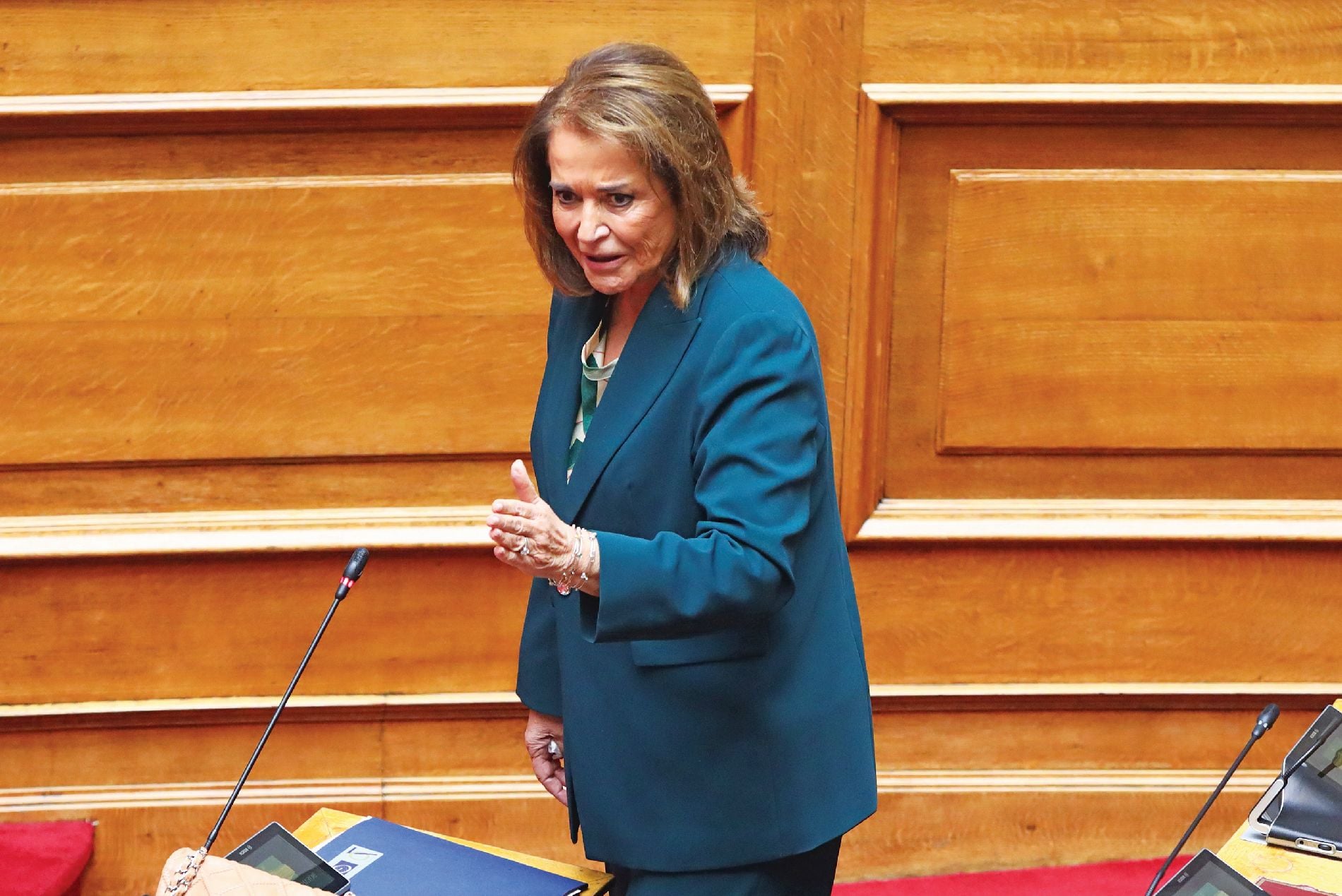 Μέσα από την ίντριγκα ξεφεύγουν και αλήθειες – Η Μπακογιάννη παραδέχτηκε την κουμπαριά με τον «Φραπέ»