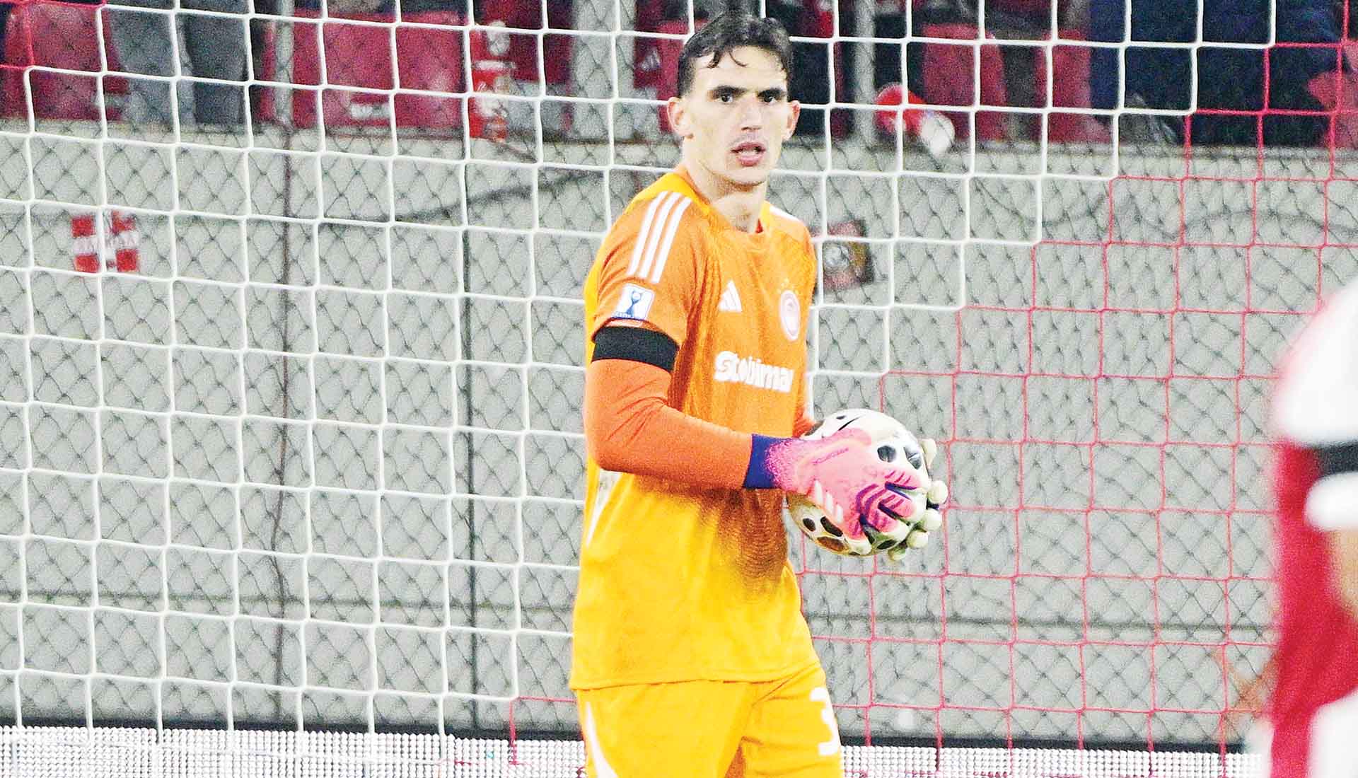 Κοιτάζει τον κορμό, αλλά και το μέλλον του ο Ολυμπιακός