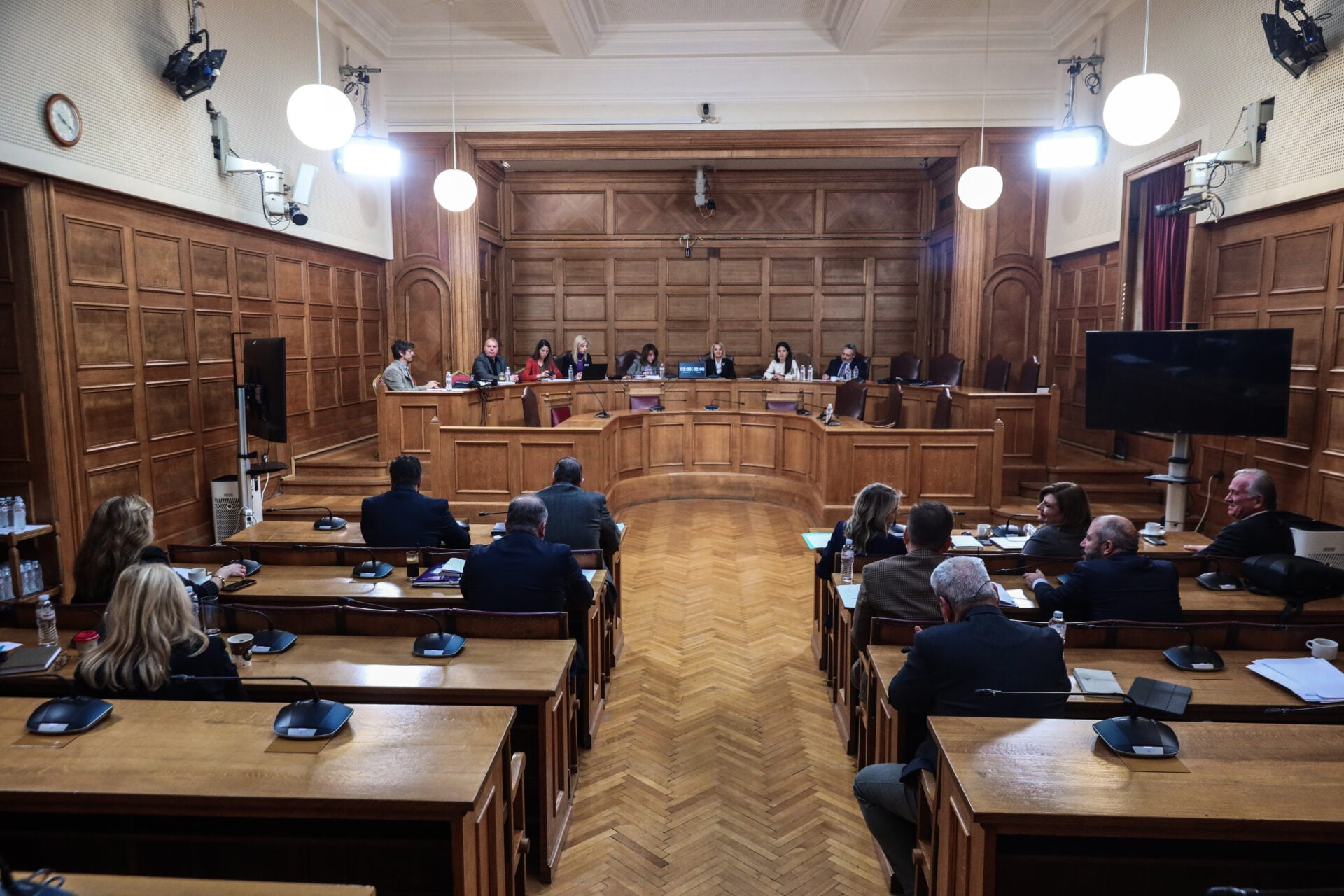 Χημικά στους αγρότες, πανηγυράκι από τον Άδωνι και παλιόφατσες από την Κρήτη