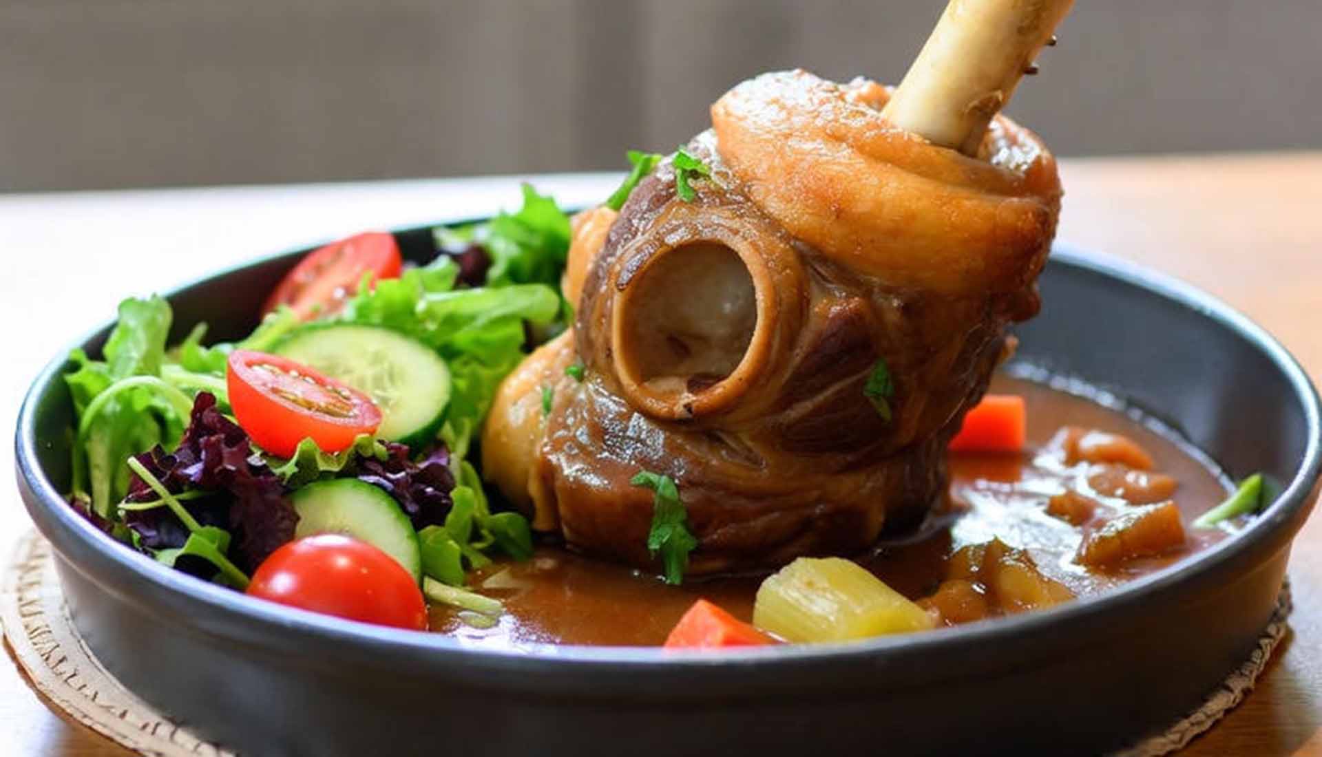 Οσομπούκο ή κότσι με σταμναγκάθι αβγολέμονο;