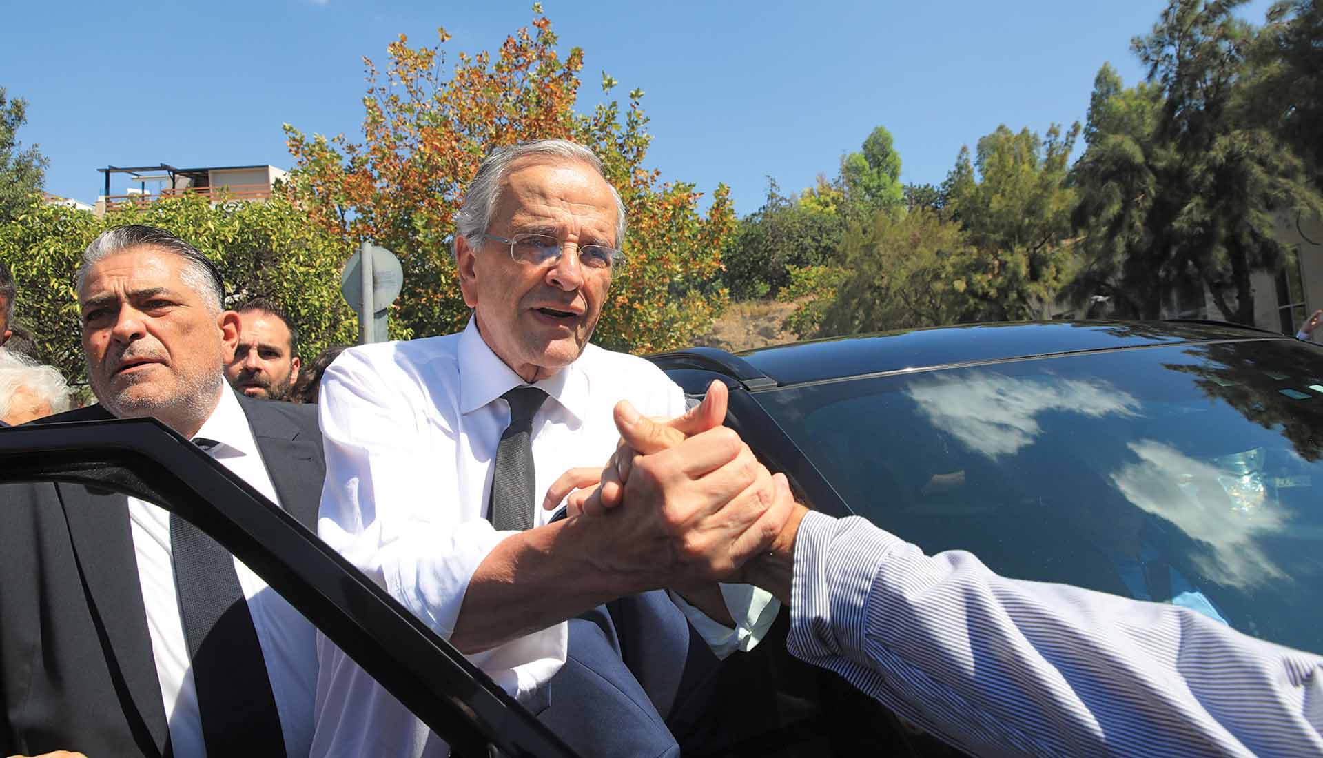 Οσο ο Μητσοτάκης πέφτει τόσο ο Σαμαράς ανεβαίνει δημοσκοπικά